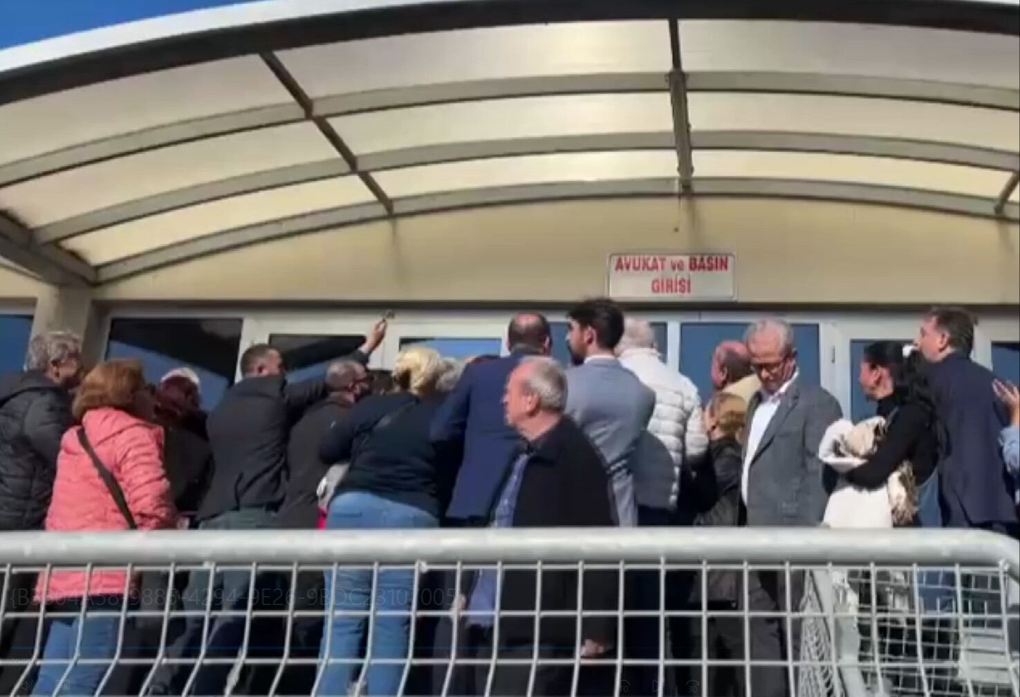 Ekrem İmamoğlu'nun duruşmasında taşkınlık! Bir grup bariyerleri yıktı |  Türkiye Gazetesi