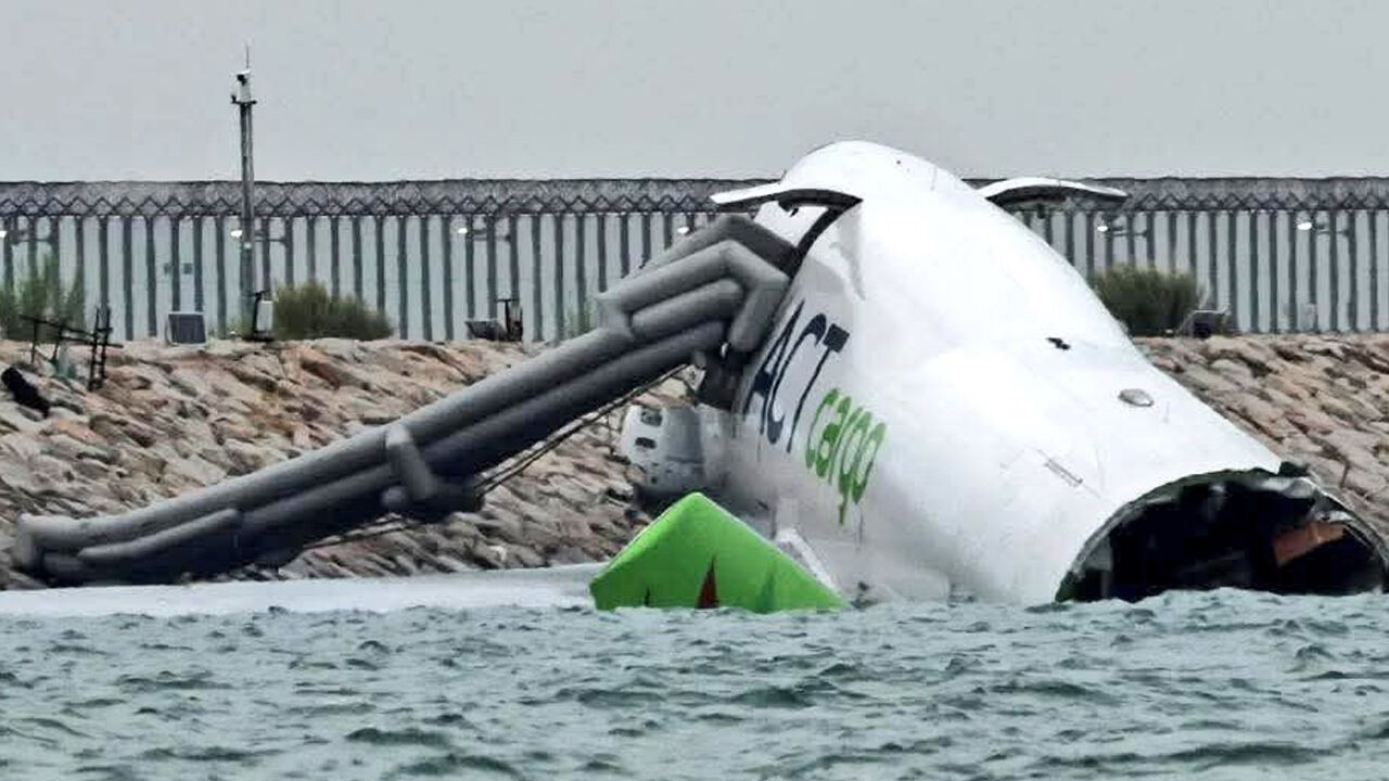Hong Kong'da pistten çıkan kargo uçağı denize sürüklendi! 2 kişi öldü - 1. Resim
