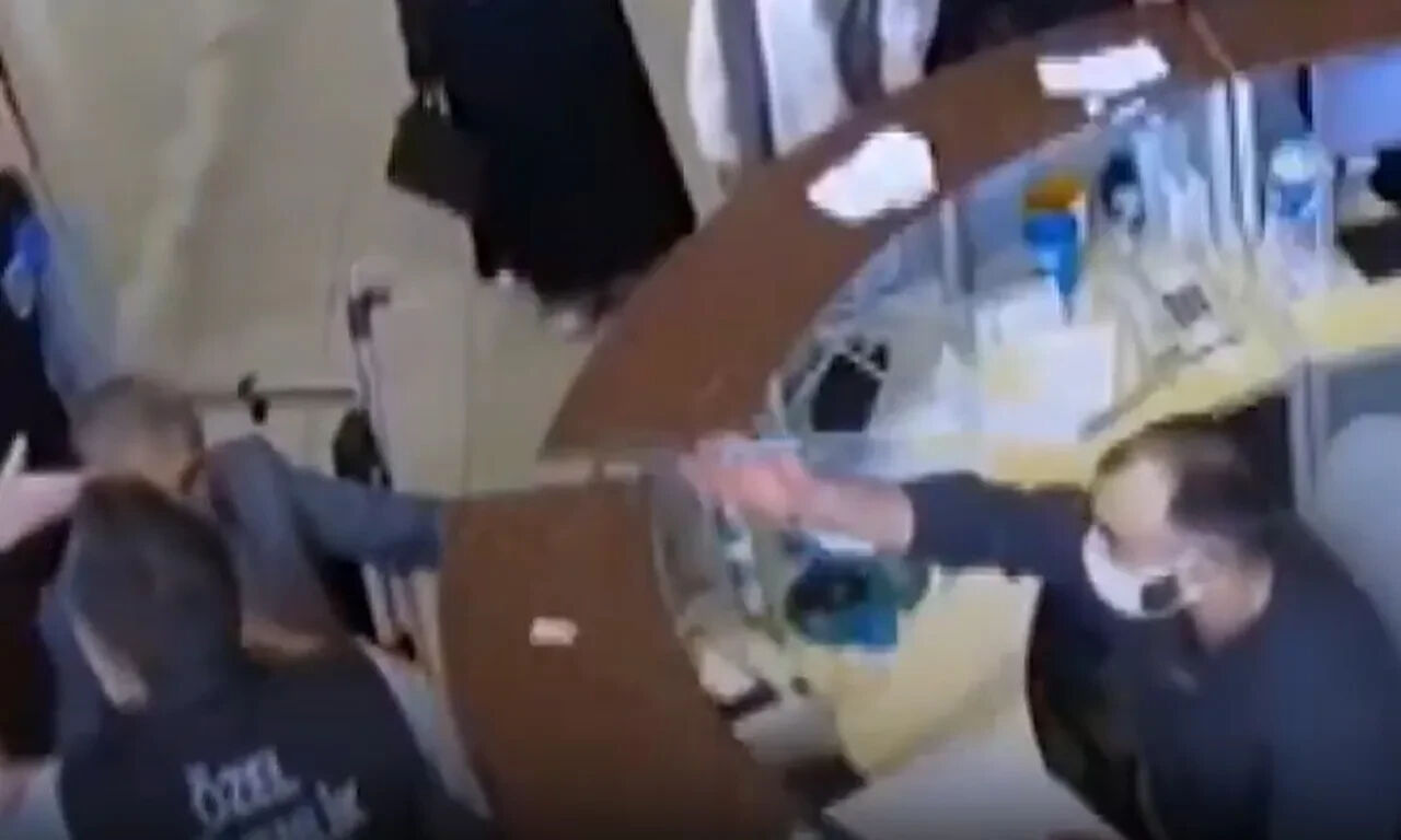 Horasan Devlet Hastanesi’nde utanç anları! Doktor engelli hastaya kalem fırlatıp hakaret yağdırdı - 1. Resim