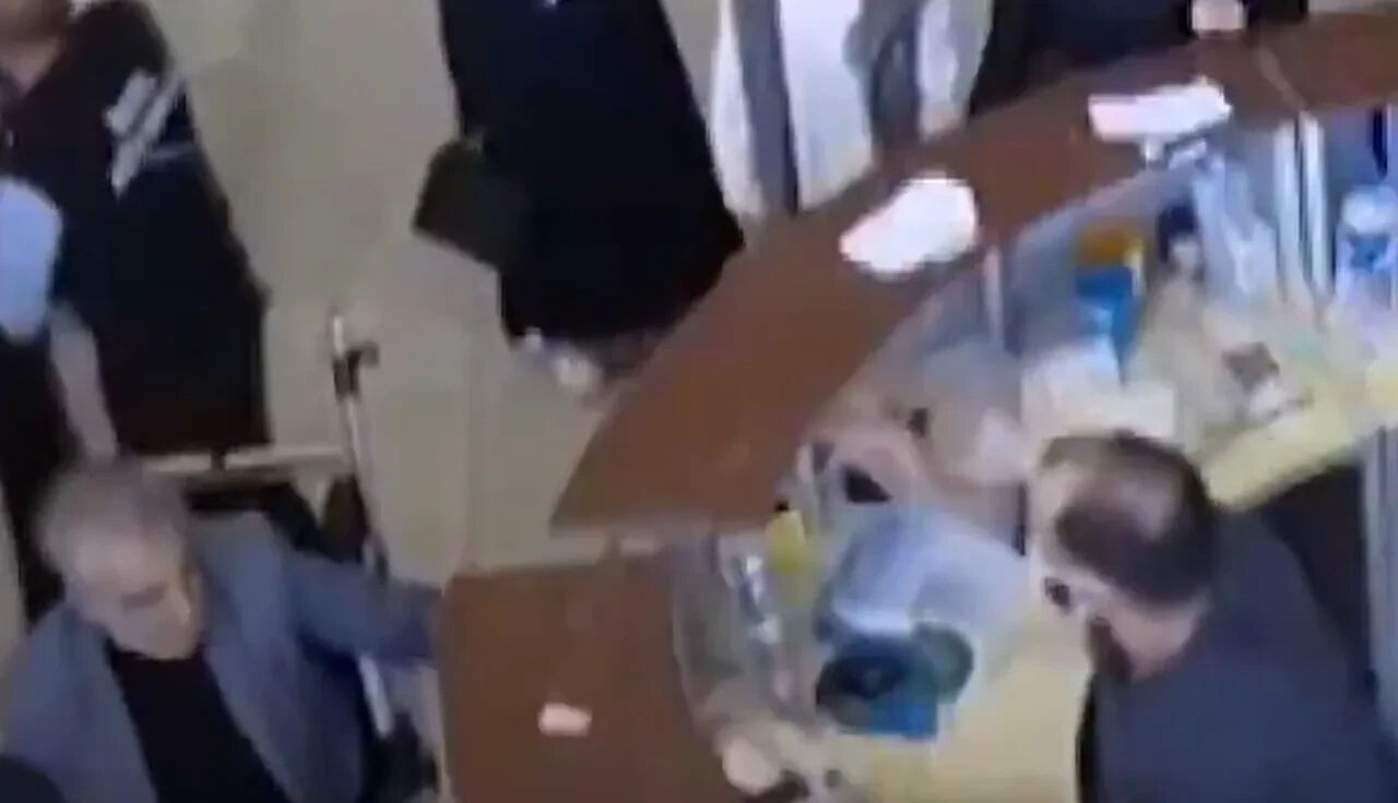 Horasan Devlet Hastanesi’nde utanç anları! Doktor engelli hastaya kalem fırlatıp hakaret yağdırdı - 2. Resim