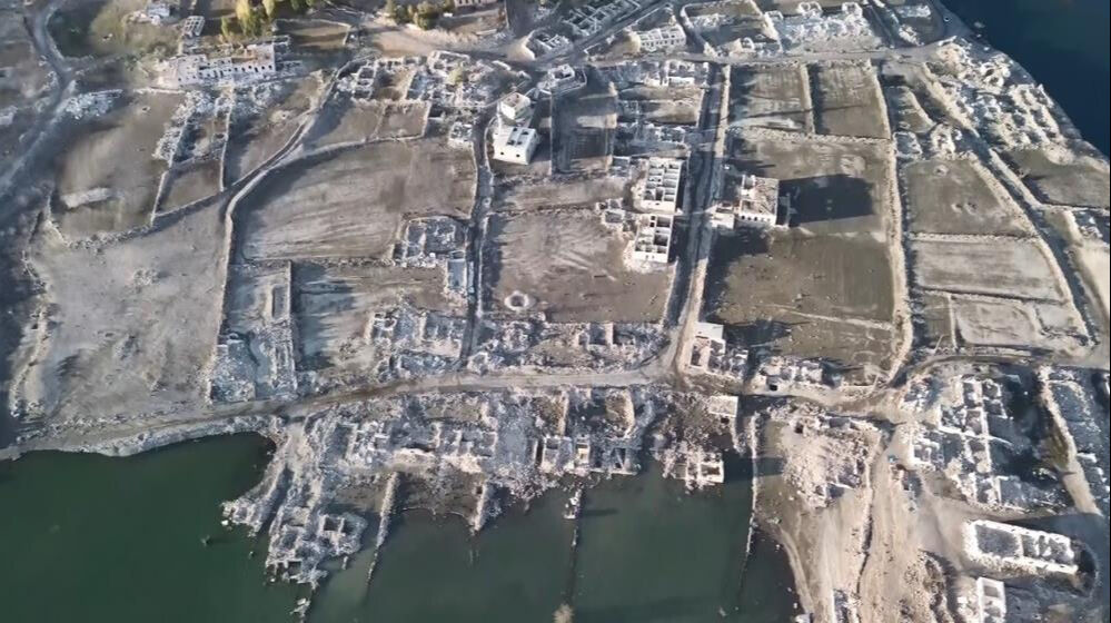 Kars'ta sular 50 metre çekildi, büyük köy ortaya çıktı - 1. Resim