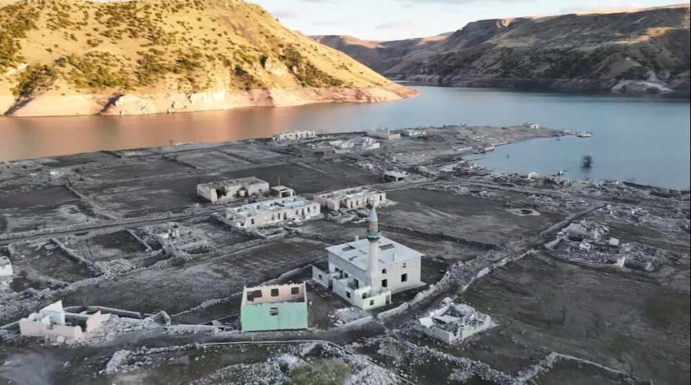 Kars'ta sular 50 metre çekildi, büyük köy ortaya çıktı - 2. Resim