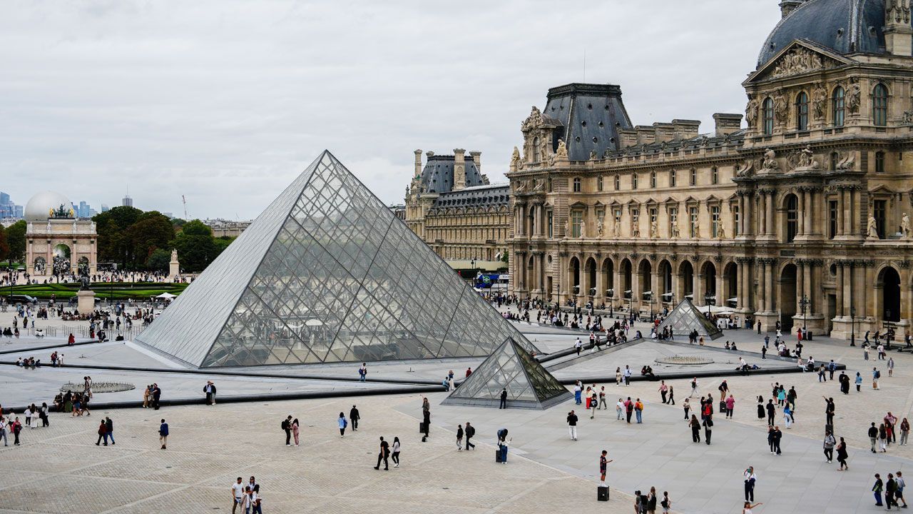 Louvre Müzesi’nde güpegündüz soygun! Hırsızlar mücevherleri çaldı Louvre Müzesi’nde güpegündüz soygun! Hırsızlar mücevherleri çaldı