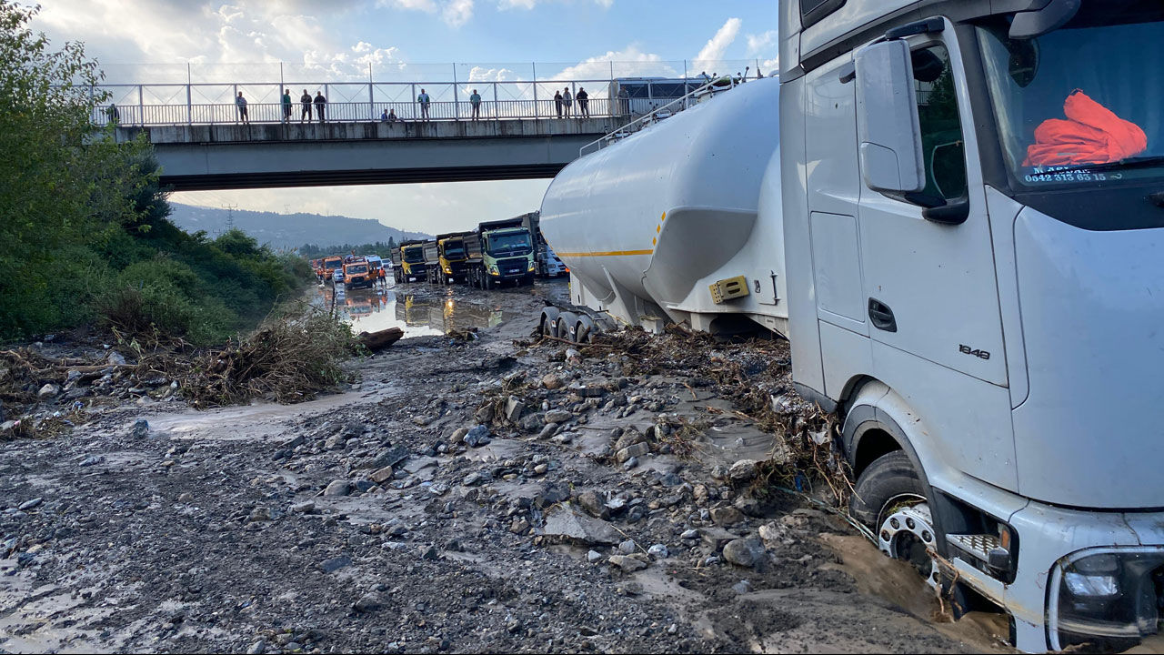 Sağanak sonrası kabus: Hatay'da otoyol çamura teslim oldu, alt geçitte mahsur kalan kadın kurtarıldı - 4. Resim