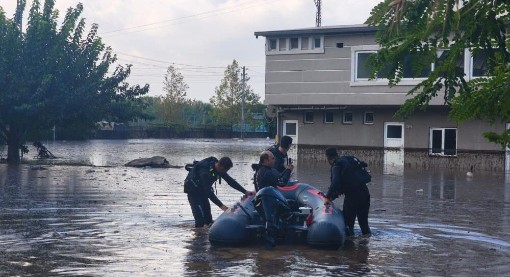 Sağanak sonrası kabus: Hatay'da otoyol çamura teslim oldu, alt geçitte mahsur kalan kadın kurtarıldı - 3. Resim