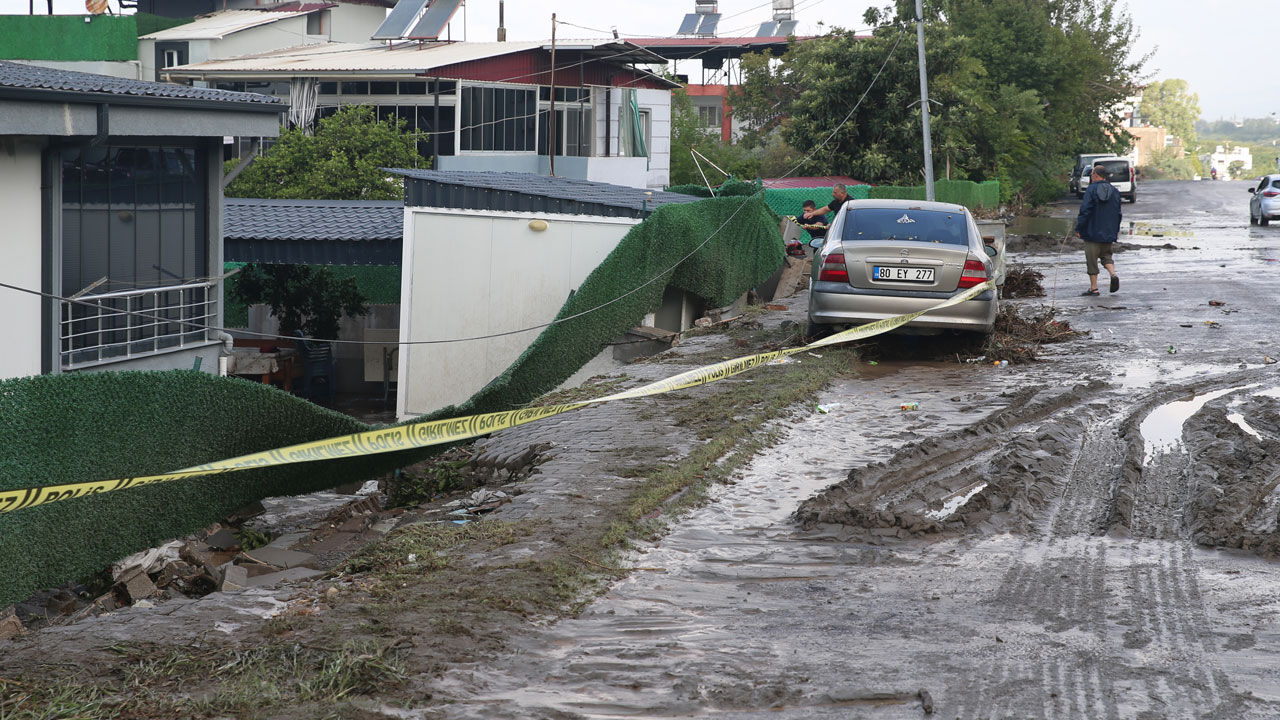 Sağanak sonrası kabus: Hatay'da otoyol çamura teslim oldu, alt geçitte mahsur kalan kadın kurtarıldı - 1. Resim