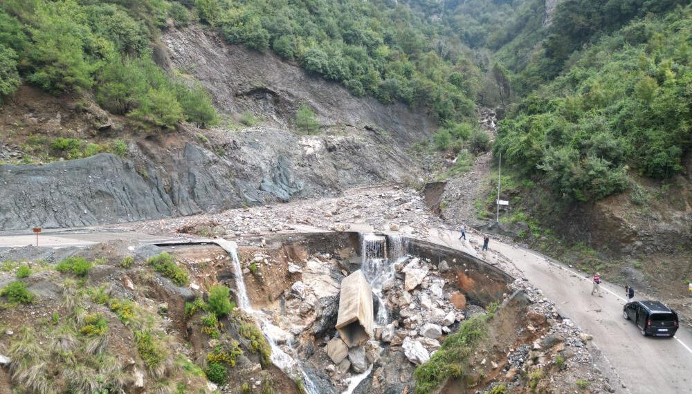 Sağanak sonrası kabus: Hatay'da otoyol çamura teslim oldu, alt geçitte mahsur kalan kadın kurtarıldı - 6. Resim