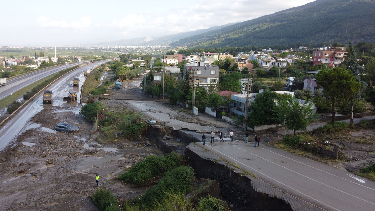 Sağanak sonrası kabus: Hatay'da otoyol çamura teslim oldu, alt geçitte mahsur kalan kadın kurtarıldı - 5. Resim