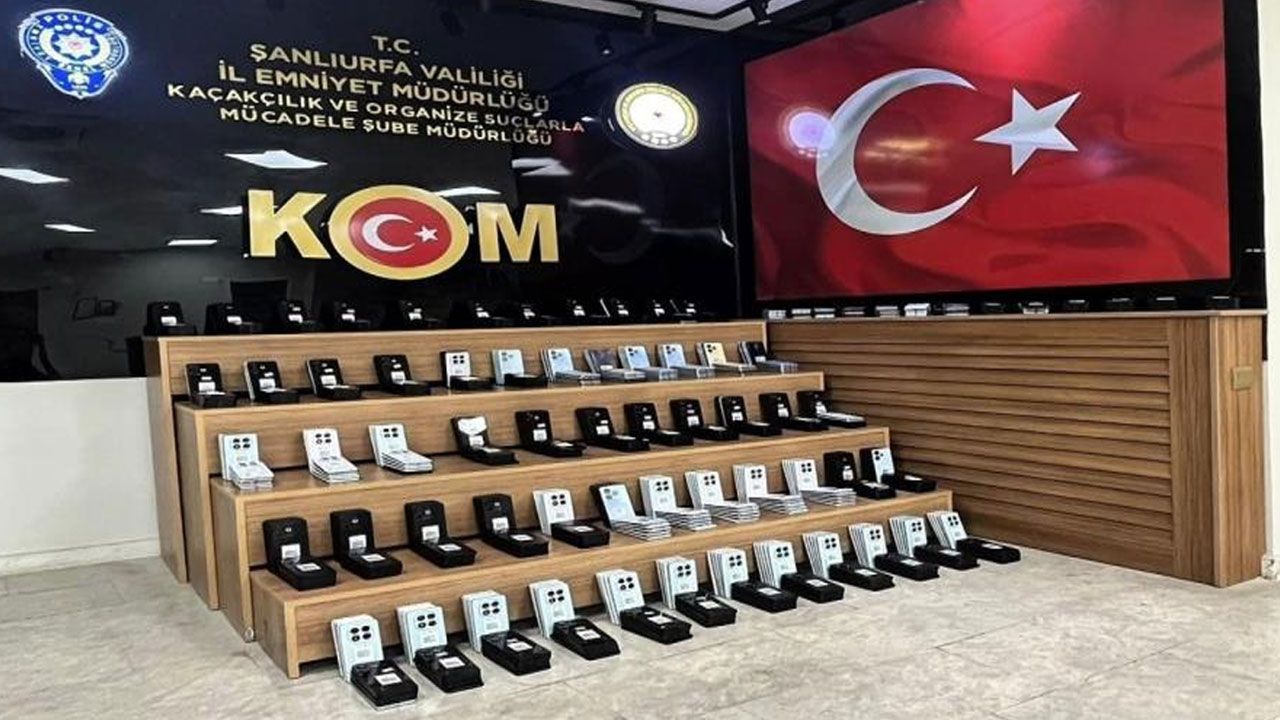 Şanlıurfa'da milyonluk kaçaklığı polis engelledi: Yüzlerce cep telefonuna el konuldu Şanlıurfa'da milyonluk kaçaklığı polis engelledi: Yüzlerce cep telefonuna el konuldu