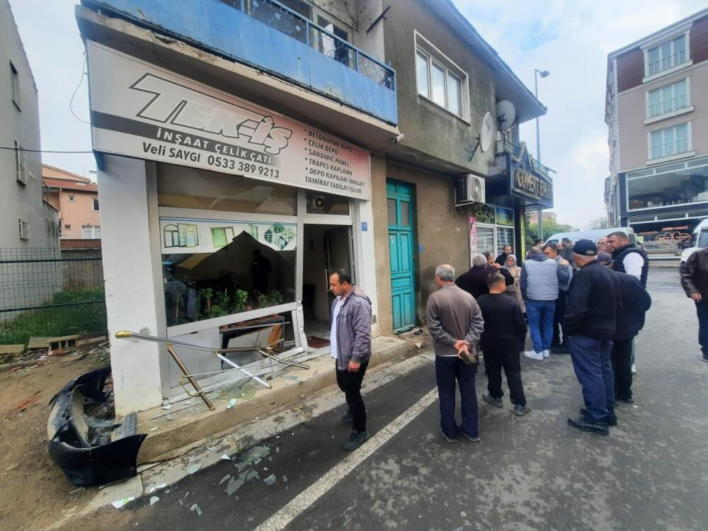 Tekirdağ'da kaza! Sürücüsünün kontrolünden çıkan araç dükkana daldı - 1. Resim