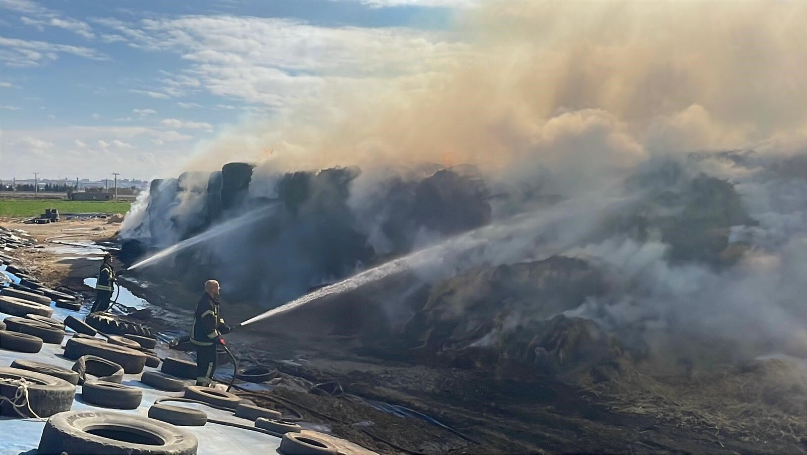 Vatandaşlar fark etti, hemen ekiplere haber verdi! 300 ton tek seferde kül oldu - 1. Resim