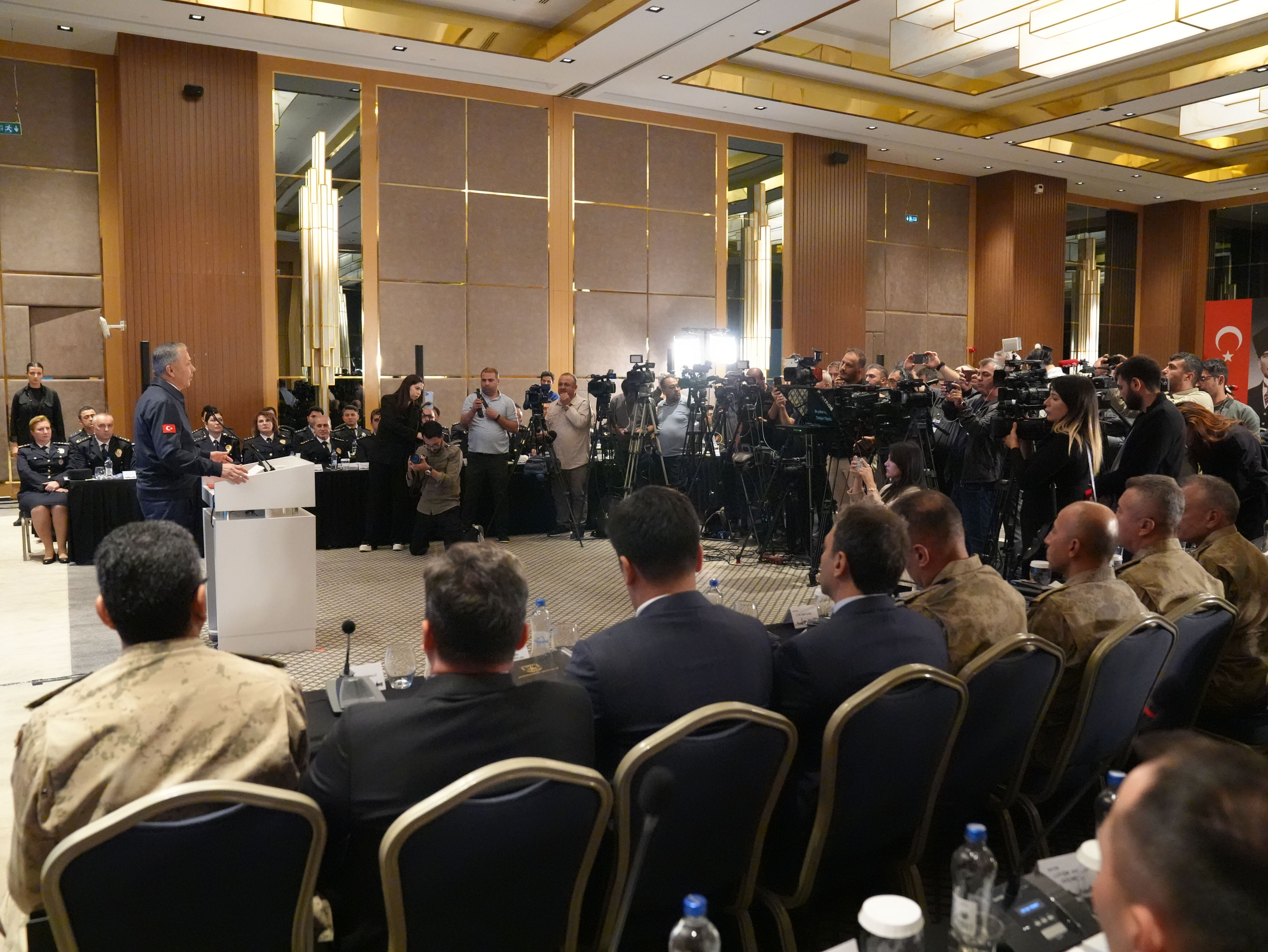 Yerlikaya'dan polise