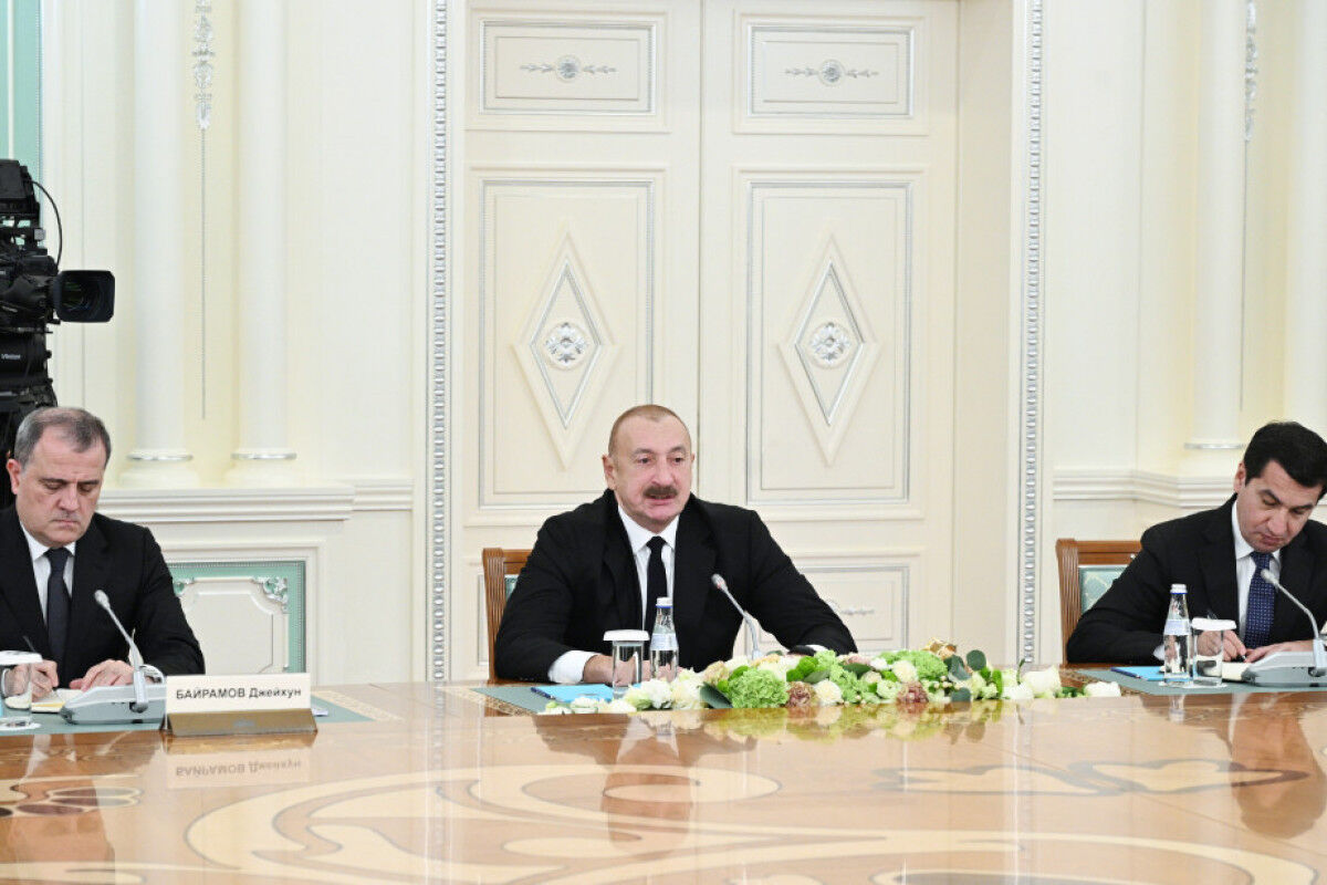 30 yıllık yasak kalktı! Aliyev düğmeye bastı Azerbaycan Cumhurbaşkanı İlham Aliyev, iki ülke arasındaki normalleşme sürecinde tarihi bir sayfa açtı. Aliyev, 1990’ların başından bu yana yürürlükte olan Ermenistan’a yönelik tüm mal ve kargo transit kısıtlamalarının kaldırıldığını duyurdu.