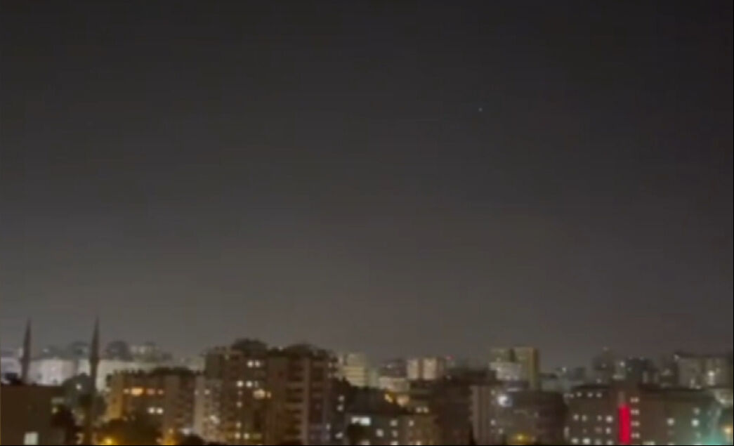 Adana'da F-16'lar alçak uçuş yaptı! Vatandaşlar şaşkınlıkla takip etti - 2. Resim