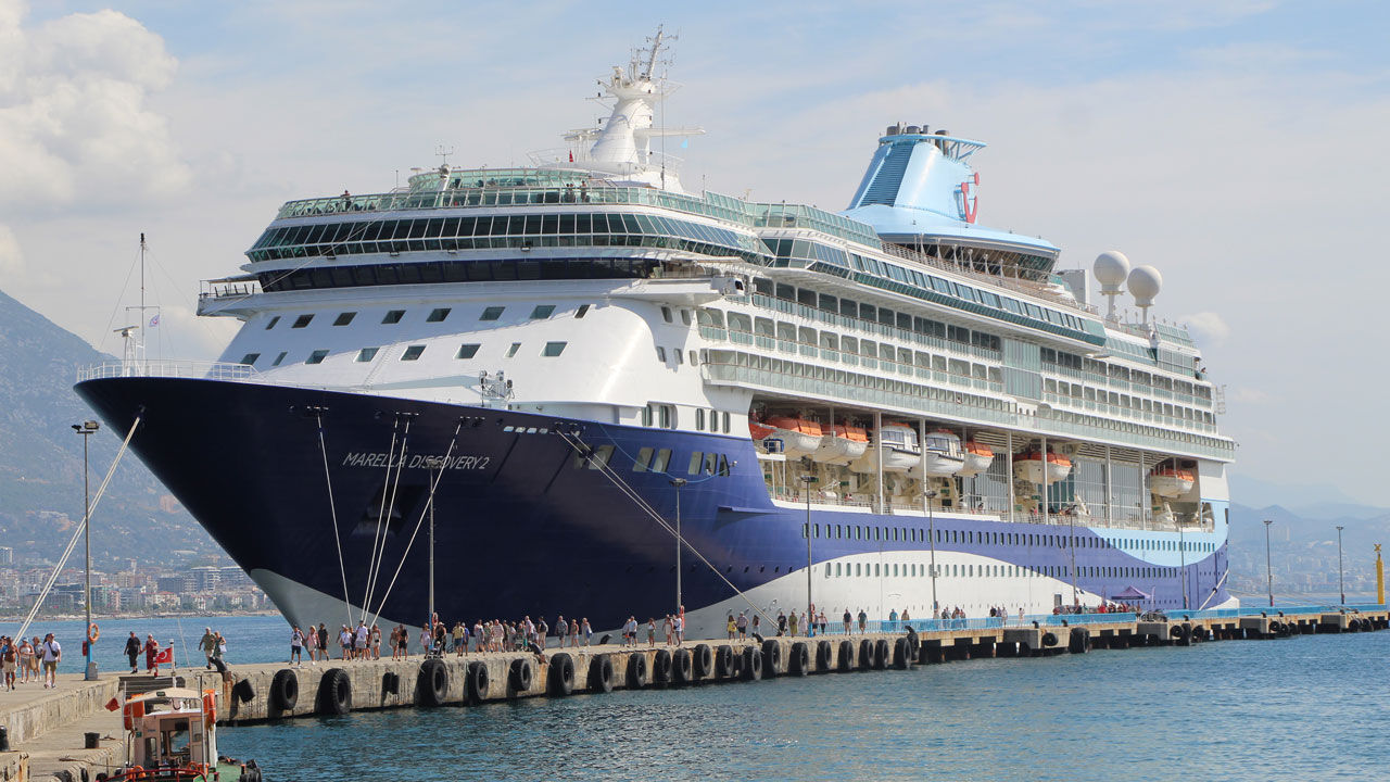 Alanya'ya turist akını! Lüks gemi limana demir attı - 1. Resim