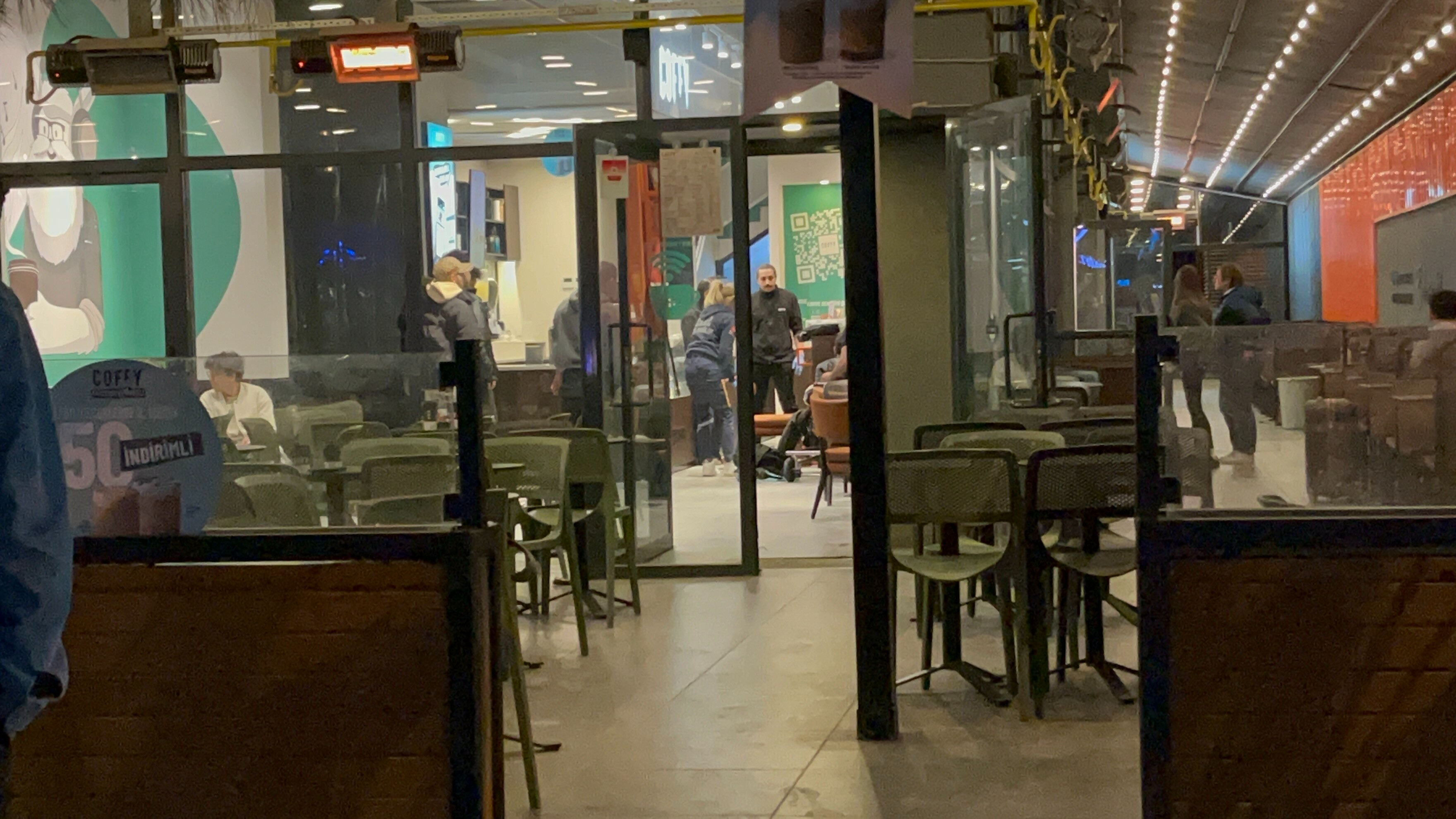 Eskişehir'de tanımadığı biri tarafından saldırıya uğradı! Sedyedeyken bile telefonunu bırakmadı - 2. Resim