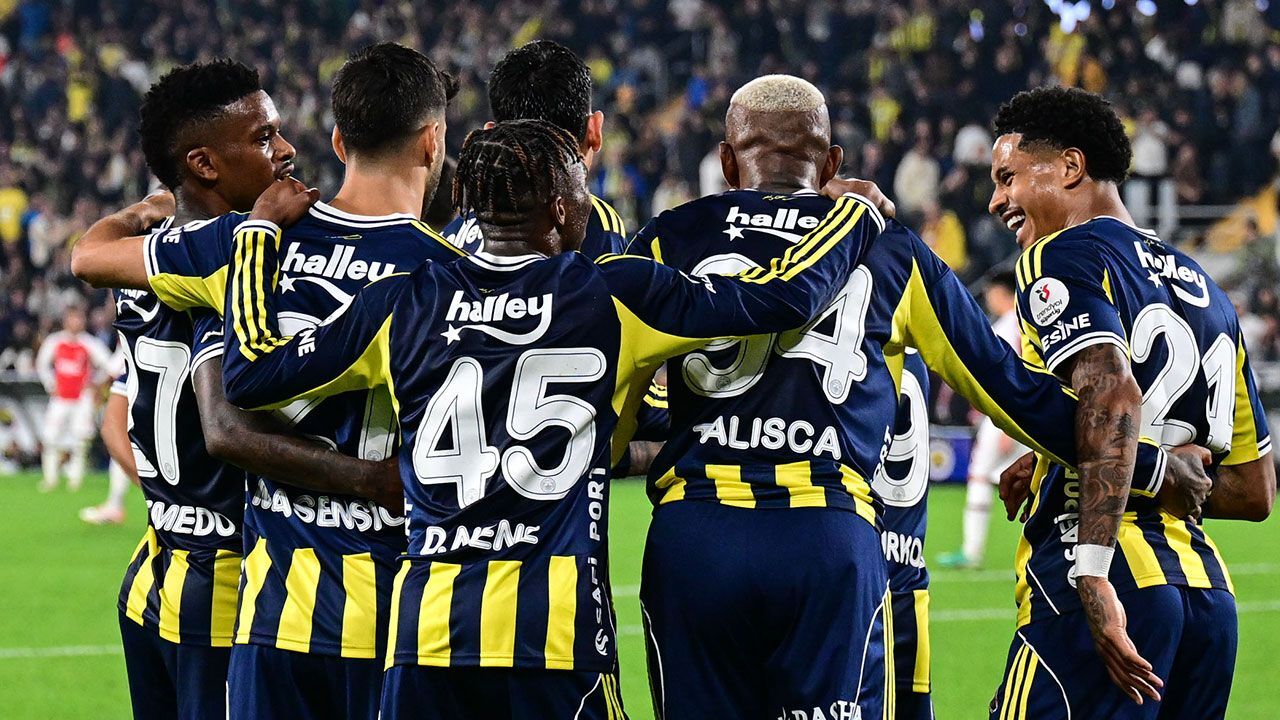 Fenerbahçeli yıldızdan ayrılık iddiasına jet cevap: Haberi tiye aldı Fenerbahçeli yıldızdan ayrılık iddiasına jet cevap: Haberi tiye aldı