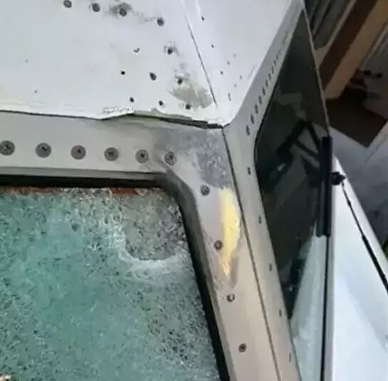 Havada korku dolu anlar! Uçağa meteor çarptı, pilot kanlar içinde kaldı - 1. Resim