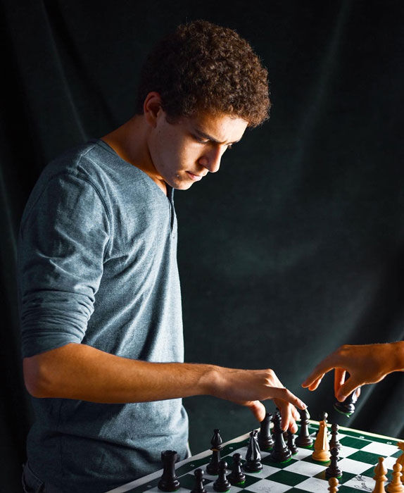 Hen&uuml;z 29 yaşındaydı&hellip; Satran&ccedil; ustası Daniel Naroditsky&rsquo;nin ani &ouml;l&uuml;m&uuml; sevenlerini yıktı - 1. Resim