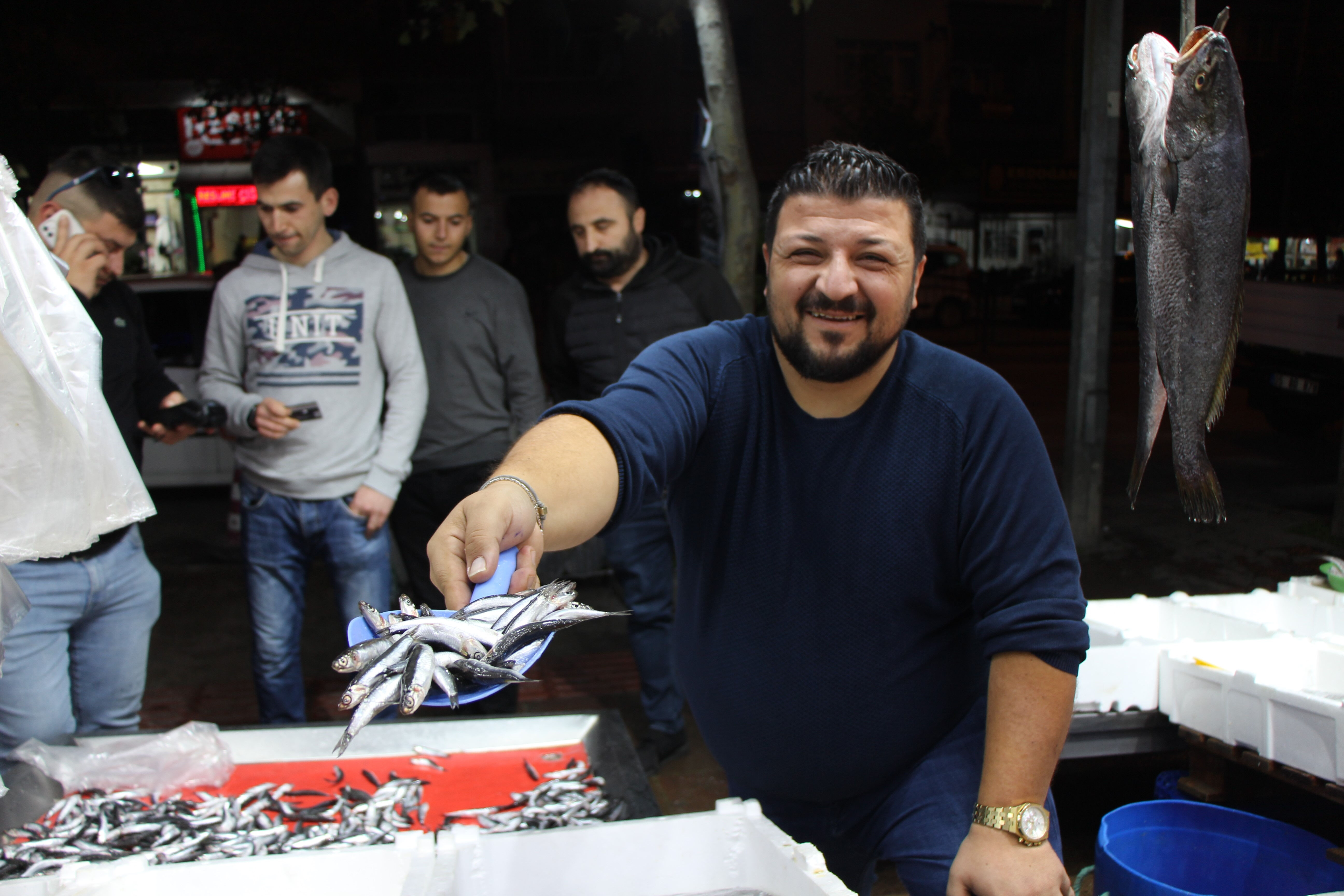 Her şey bir paylaşımla başladı! Balıkçı ile kasabın indirim kapışması vatandaşa yaradı - 1. Resim