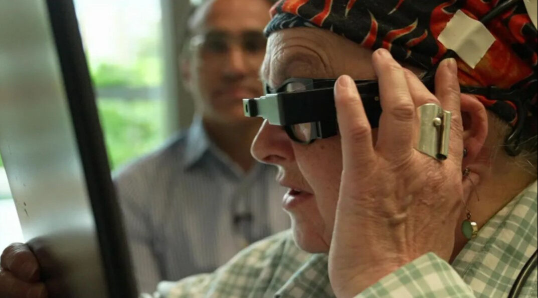 İngiltere'de biyonik göz çipi geliştirildi! Görme kaybı yaşayanlar, yeniden okumaya başladı - 1. Resim