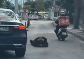 İstanbul'da bir garip olay! Yolun ortasına uzanıp reels izledi - 1. Resim