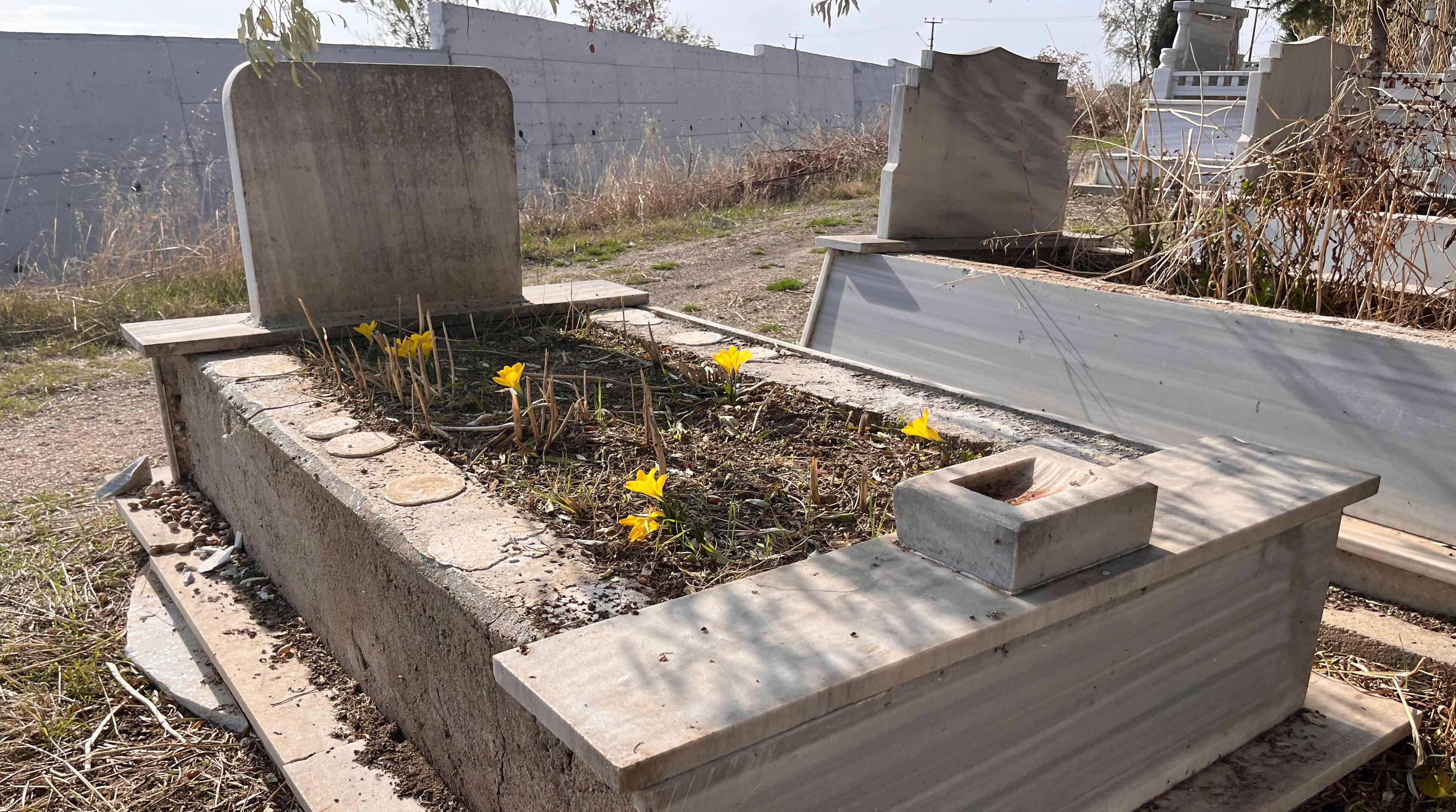 Mezarlıktan mermer çalıp evinde kullanmış! Pes dedirten olay - 1. Resim