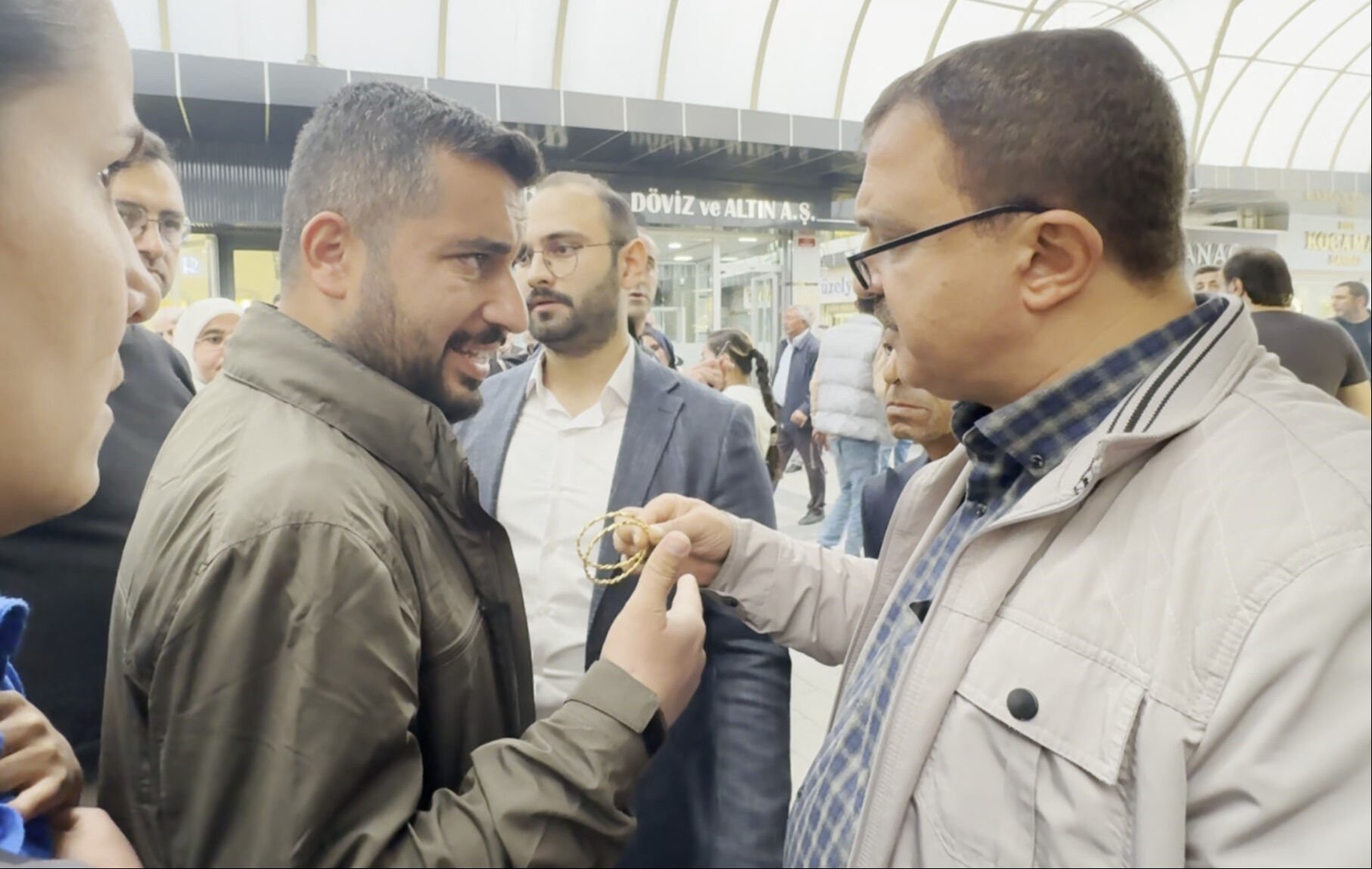 Sahte altın oyunu kapalı çarşıda bozuldu! Kolundaki bilezikleri gerçekleri ile değiştirdi - 4. Resim