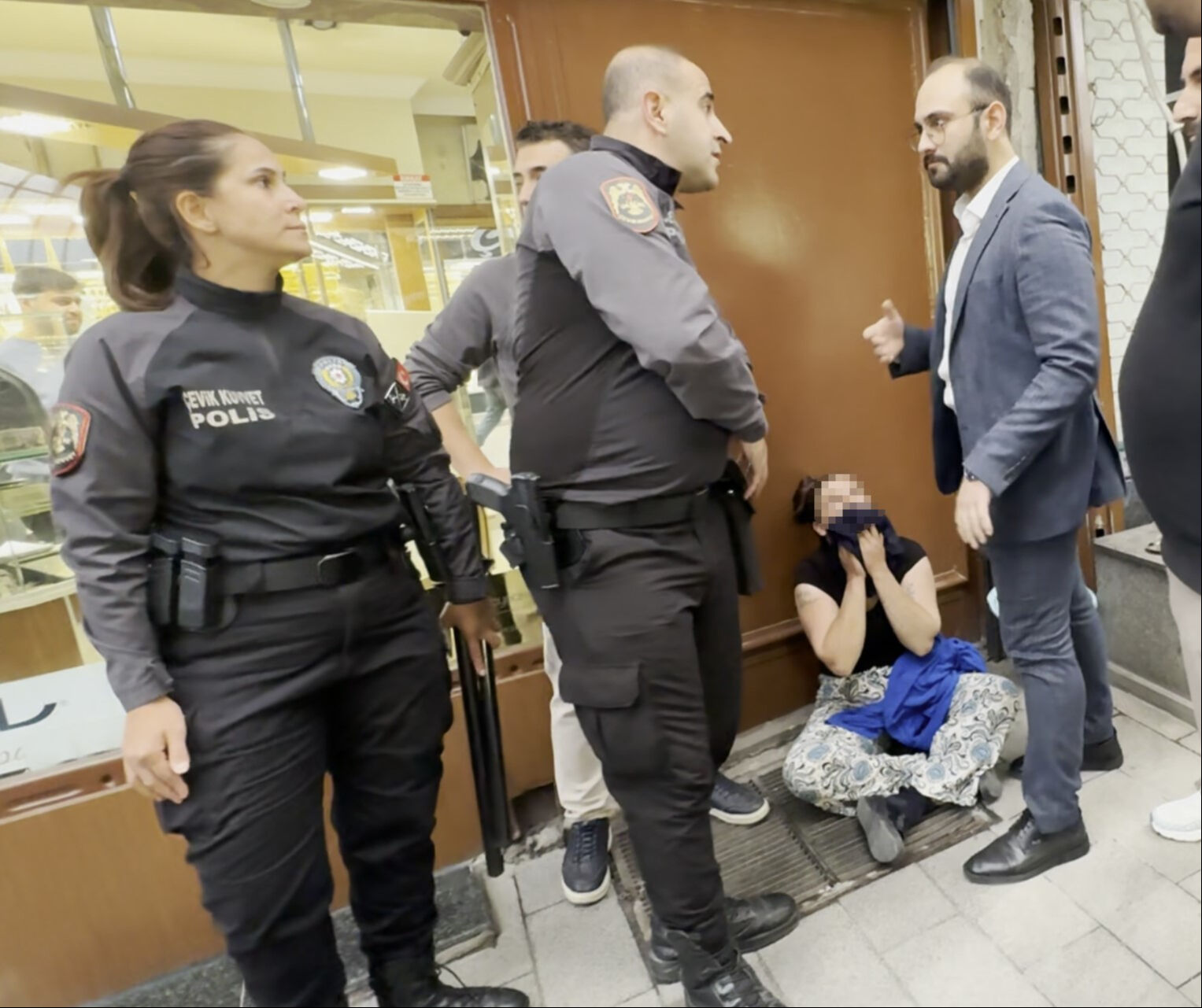 Sahte altın oyunu kapalı çarşıda bozuldu! Kolundaki bilezikleri gerçekleri ile değiştirdi - 3. Resim