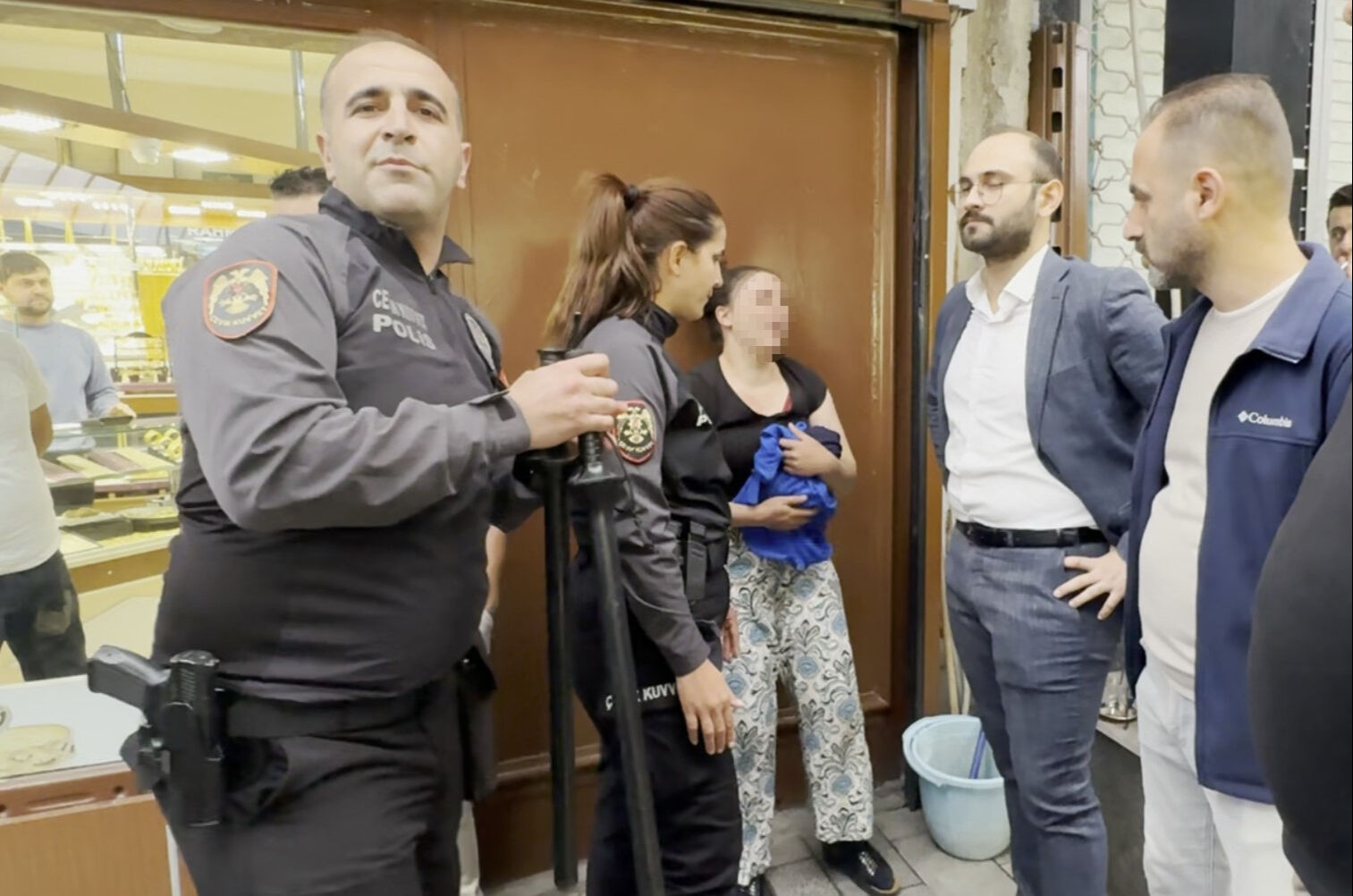 Sahte altın oyunu kapalı çarşıda bozuldu! Kolundaki bilezikleri gerçekleri ile değiştirdi - 2. Resim