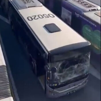 Sefaköy- Yenibosna yolunda iki metrobüs kaza yaptı! - 1. Resim