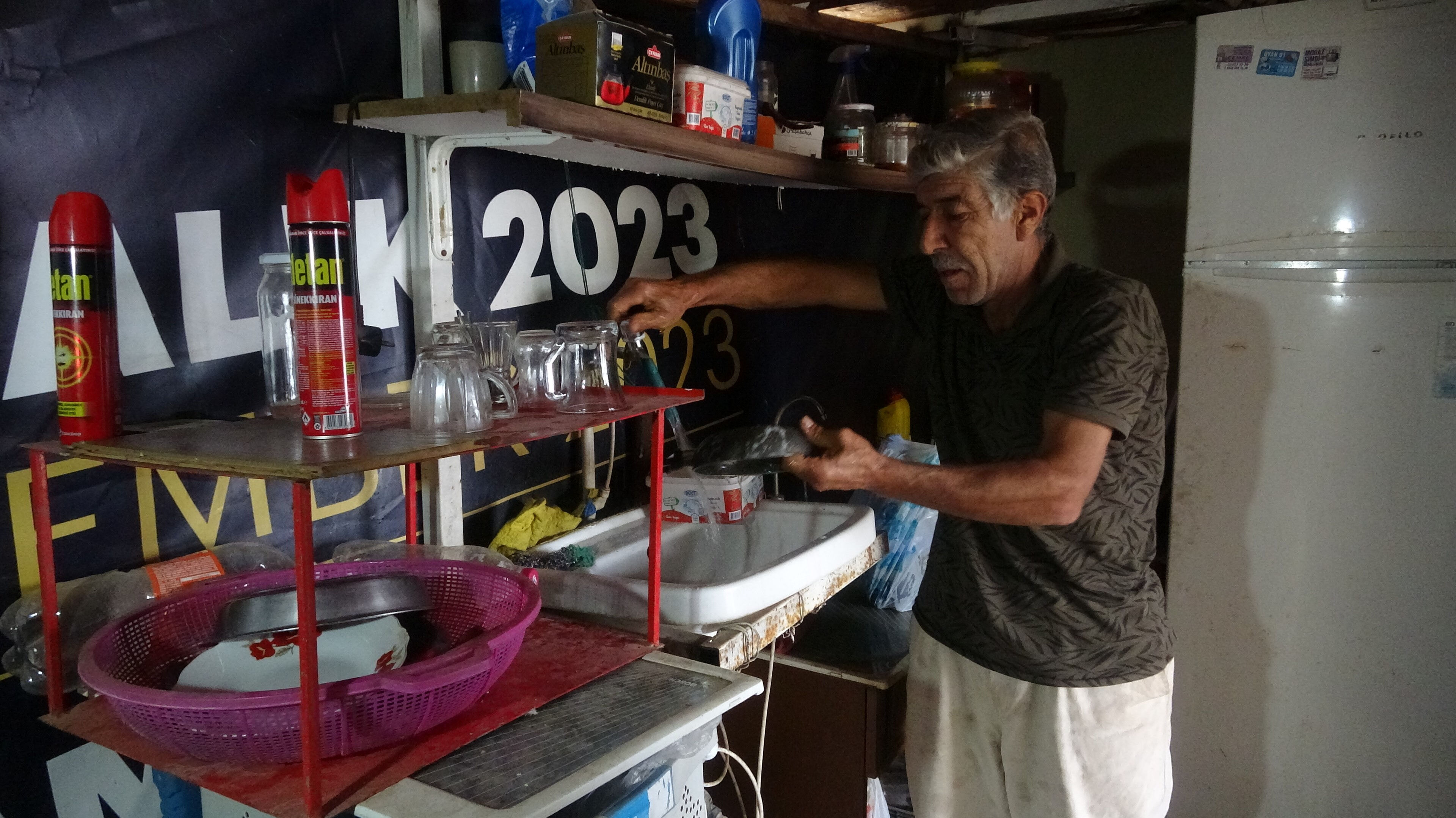 Yaptığı iyilik hayatını altüst etti! Hem 520 bin lira borçlandı hem de evinden kovuldu Yaptığı iyilik hayatını altüst etti! Hem 520 bin lira borçlandı hem de evinden kovuldu - 2. Resim