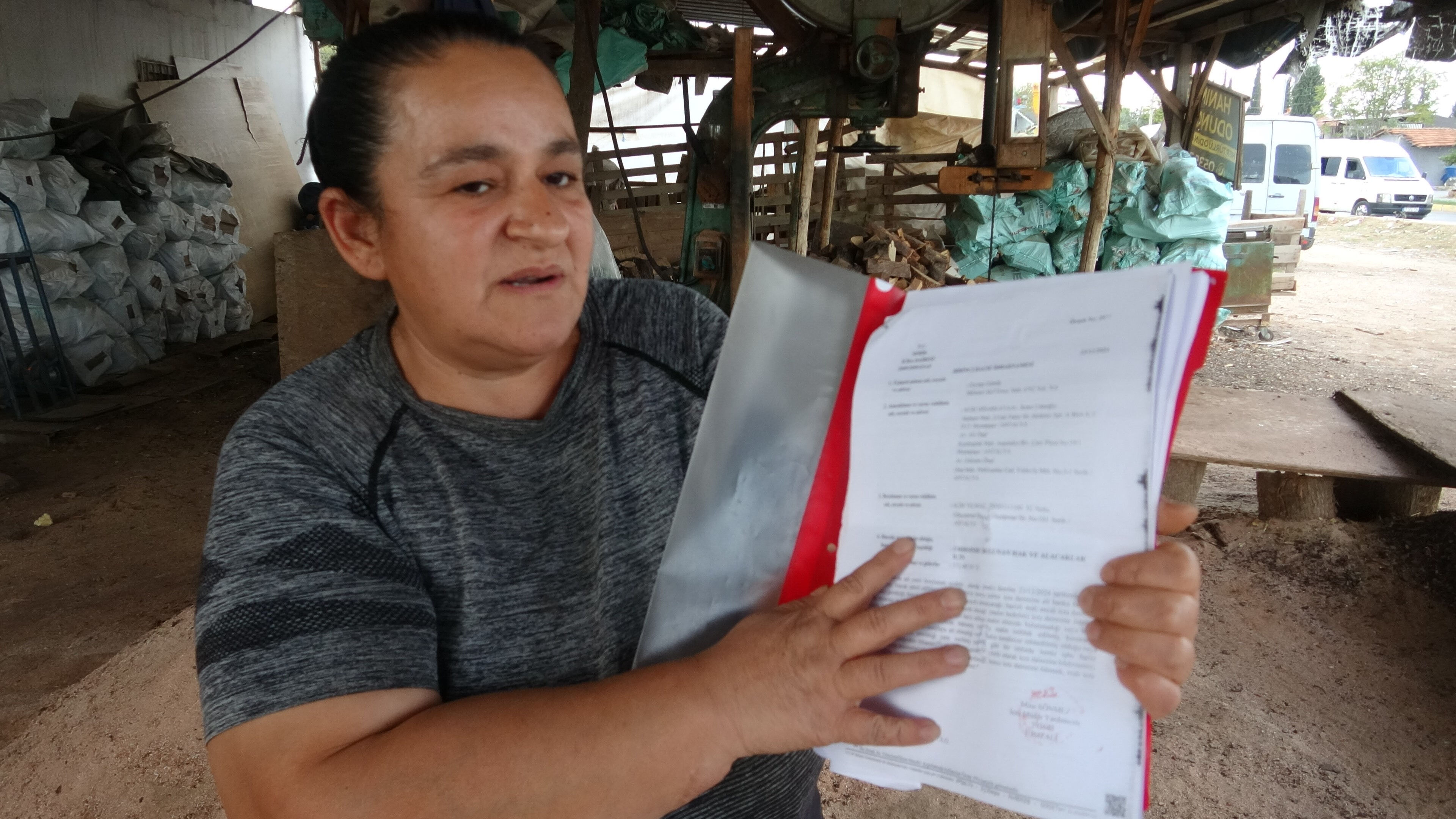 Yaptığı iyilik hayatını altüst etti! Hem 520 bin lira borçlandı hem de evinden kovuldu Yaptığı iyilik hayatını altüst etti! Hem 520 bin lira borçlandı hem de evinden kovuldu - 3. Resim