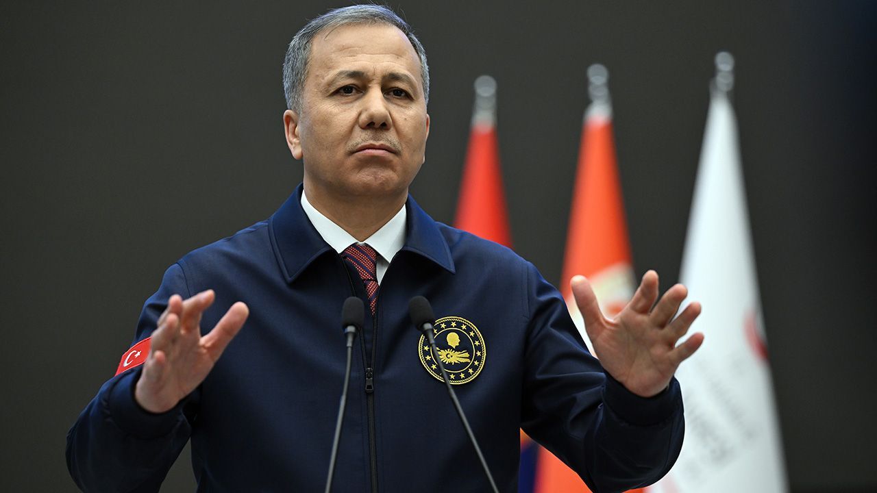 Yerlikaya duyurdu, 1 Ocak'ta yürürlükte olacak! İşte trafikte yeni dönemin cezaları Yerlikaya duyurdu, 1 Ocak'ta yürürlükte olacak! İşte trafikte yeni dönemin cezaları