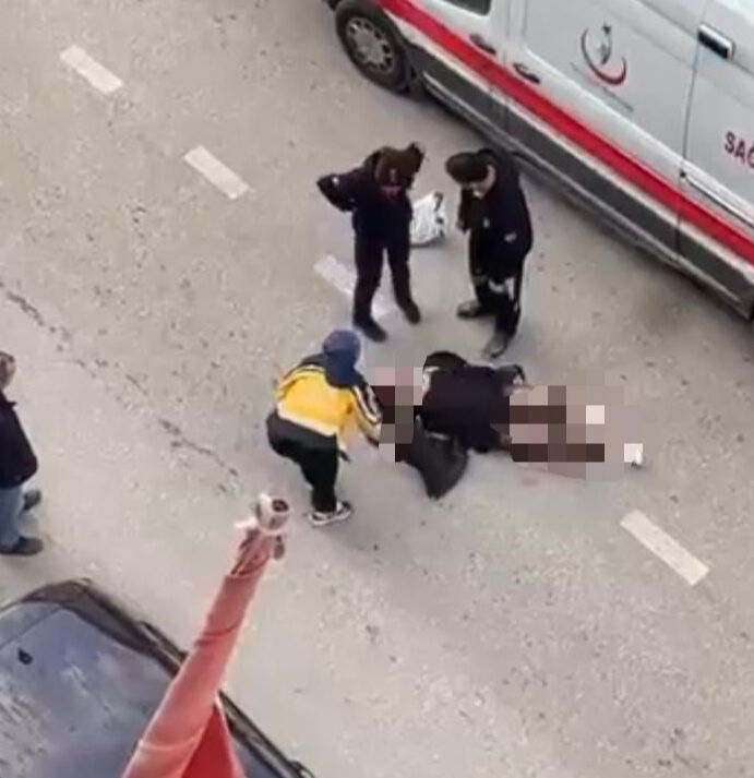 Yolun ortasına yatıp sinir krizi geçirdi! Bursa'da hareketli saatler - 1. Resim