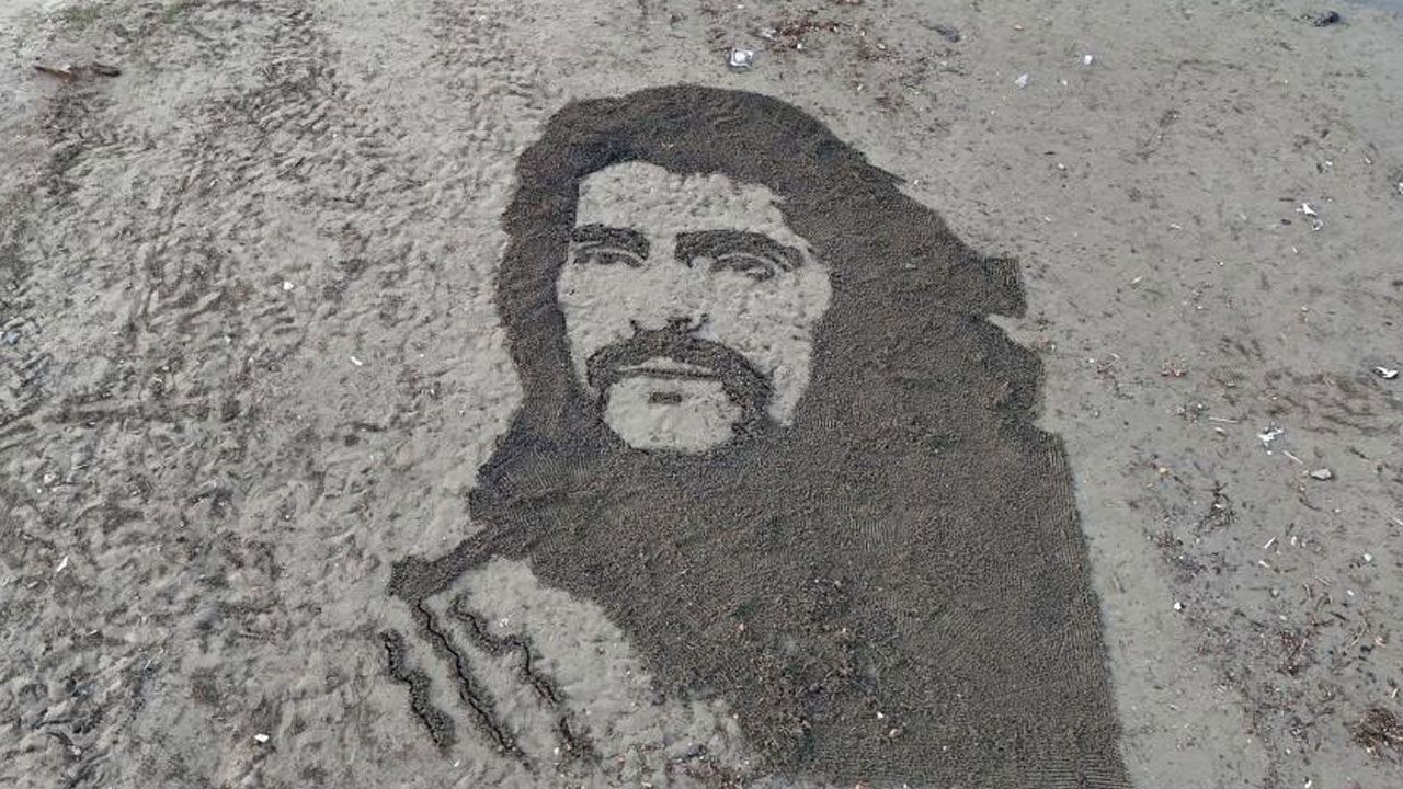 Barış Manço’yu kumlara nakış gibi işledi, görenler hayran kaldı Barış Manço’yu kumlara nakış gibi işledi, görenler hayran kaldı
