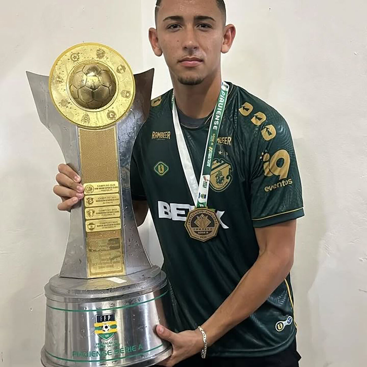 Brezilya'da feci kaza! İneklere çarpan genç futbolcu hayatını kaybetti - 1. Resim