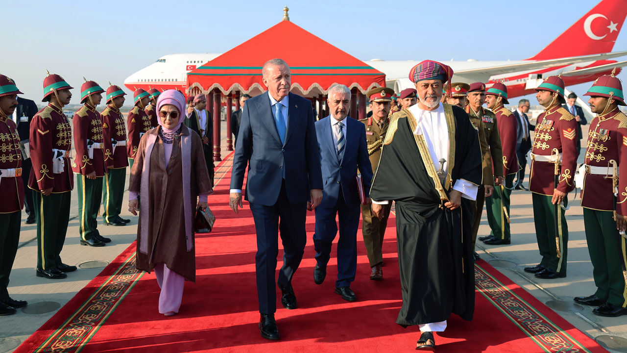 Cumhurbaşkanı Erdoğan, Körfez turunun son ülkesi Umman'da! Başkanlık uçağına F-16'lar eşlik etti Cumhurbaşkanı Erdoğan, Körfez turunun son ülkesi Umman'da! Başkanlık uçağına F-16'lar eşlik etti - 1. Resim