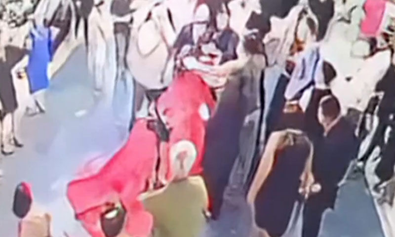 Düğün salonunda korkutan anlar: Avize gelinin üzerine düştü - 1. Resim