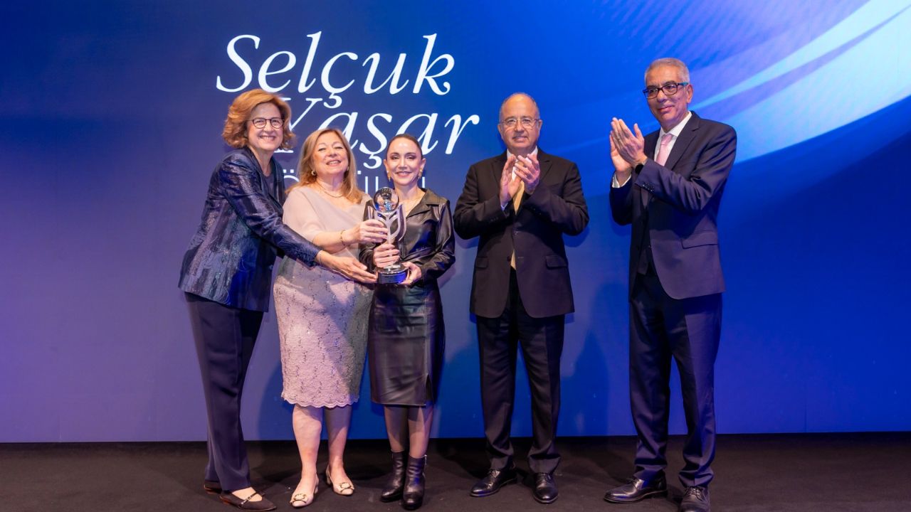 Elif Uysal Hoca’ya bir ödül daha: Genç beyinleri Türkiye’de tutuyor Elif Uysal Hoca’ya bir ödül daha: Genç beyinleri Türkiye’de tutuyor