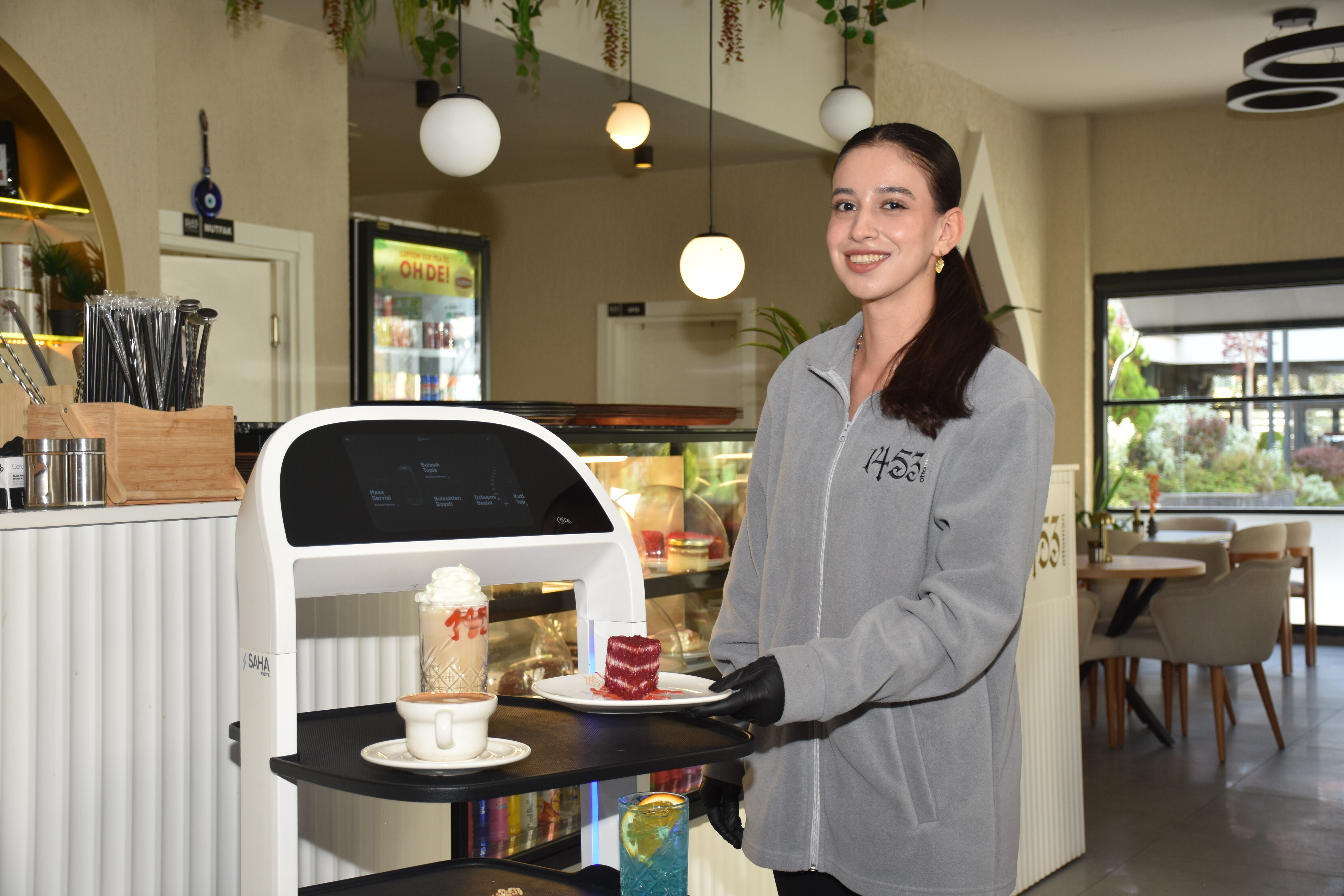 Gümüşhane'de robot 'Garson Abla' görenleri şaşırtıyor: Siparişler ondan soruluyor - 3. Resim