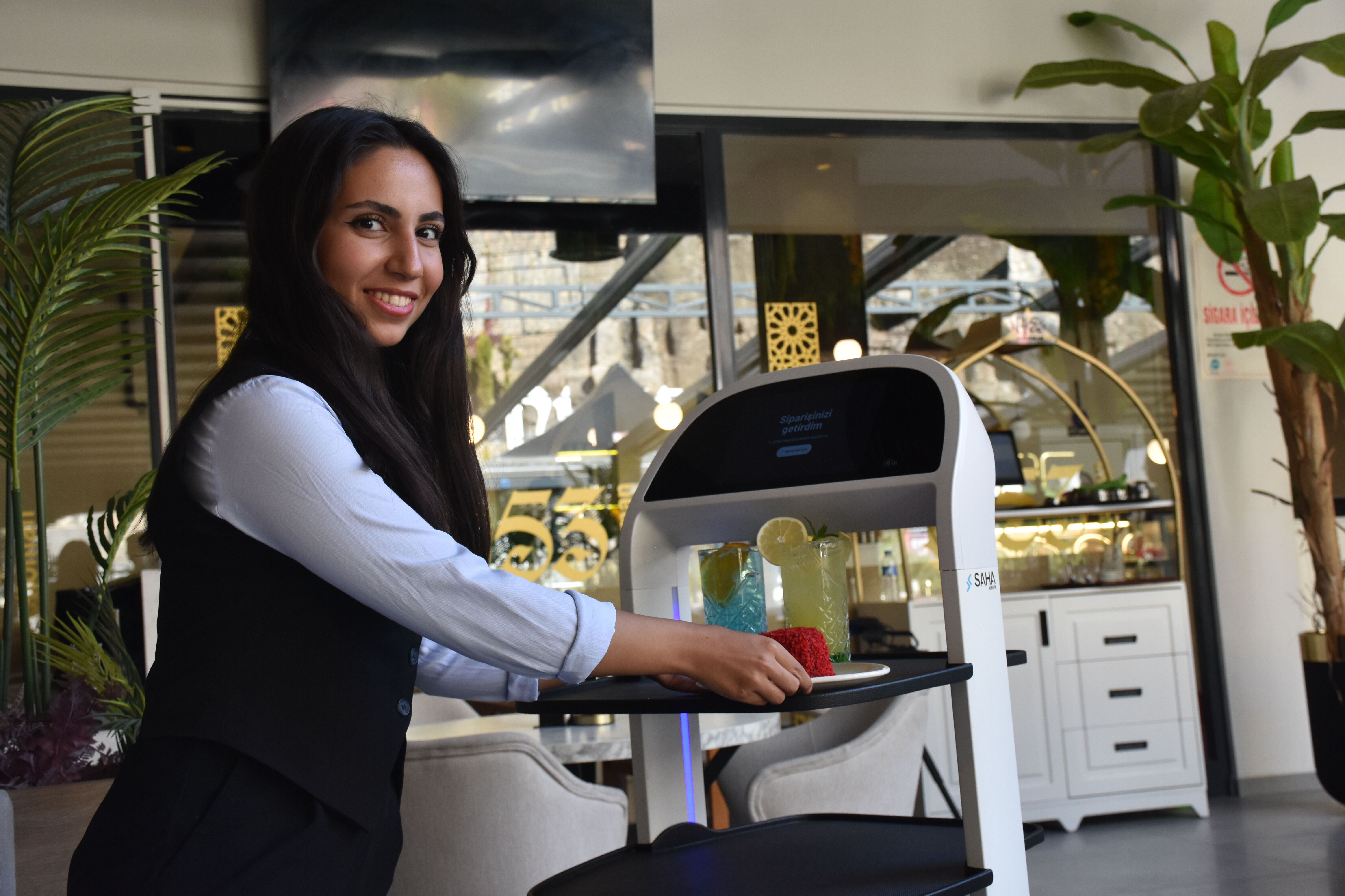 Gümüşhane'de robot 'Garson Abla' görenleri şaşırtıyor: Siparişler ondan soruluyor - 4. Resim