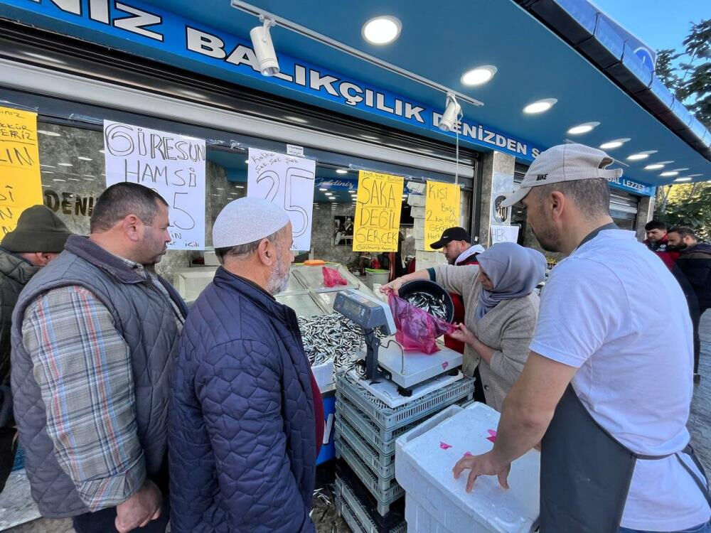 Hamsi 25 liraya düştü, vatandaşlar sıraya girdi! En fazla 2 kilo alabiliyorlar Hamsi 25 liraya düştü, vatandaşlar sıraya girdi! En fazla 2 kilo alabiliyorlar - 1. Resim