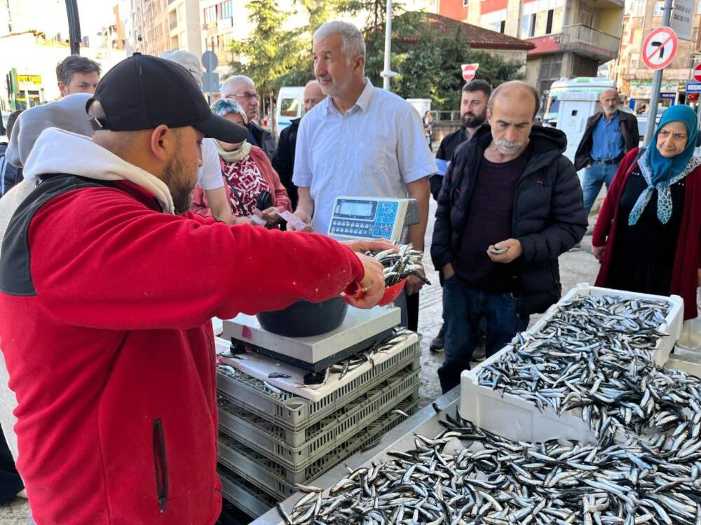 Hamsi 25 liraya düştü, vatandaşlar sıraya girdi! En fazla 2 kilo alabiliyorlar Hamsi 25 liraya düştü, vatandaşlar sıraya girdi! En fazla 2 kilo alabiliyorlar - 2. Resim