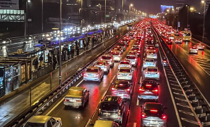 İstanbul'da trafik yoğunluğu yüzde 85'e çıktı! Şampiyonlar Ligi gecesi trafik 'kilit' - 1. Resim