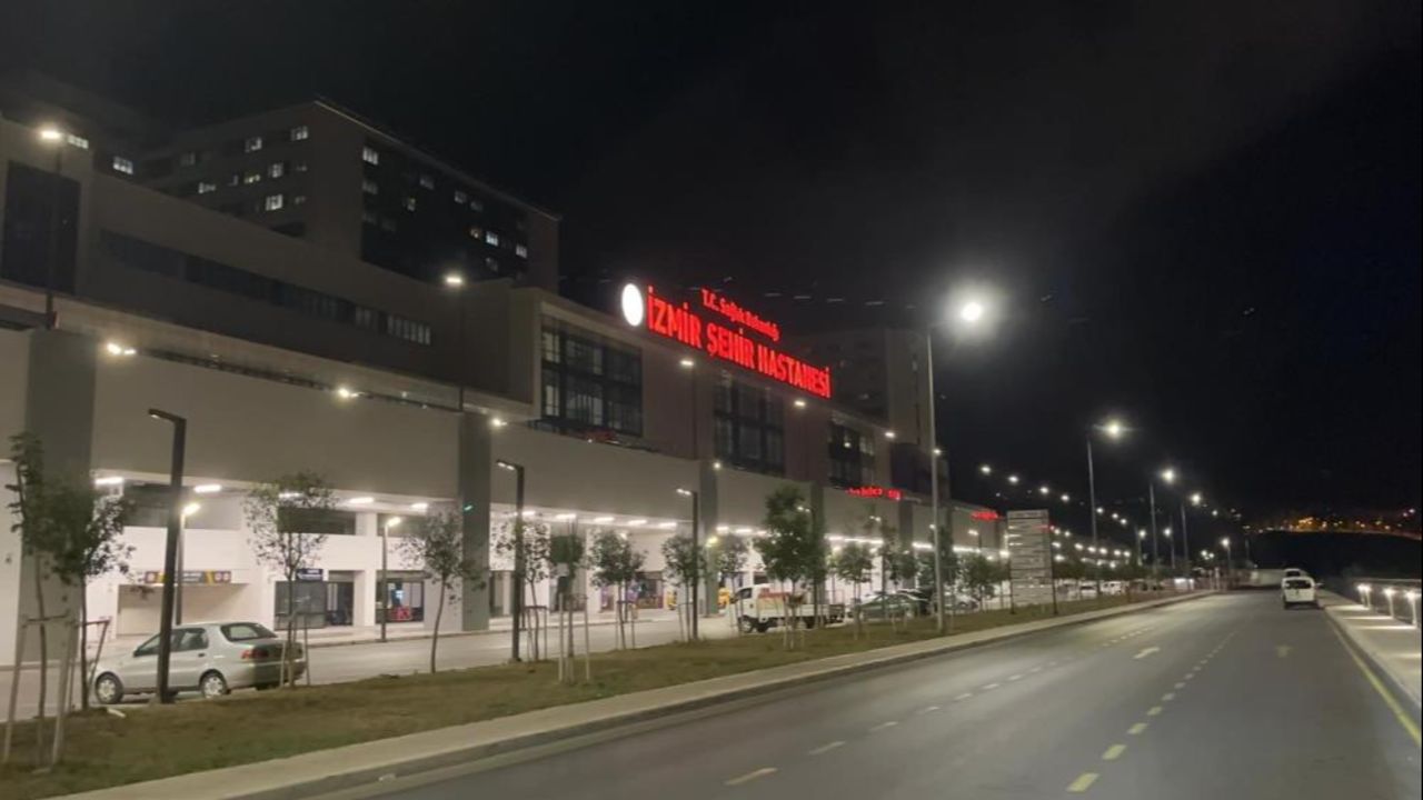 İzmir'de kanlı hesaplaşma! Sokak ortasında çatıştılar, yaralılar var İzmir'de kanlı hesaplaşma! Sokak ortasında çatıştılar, yaralılar var