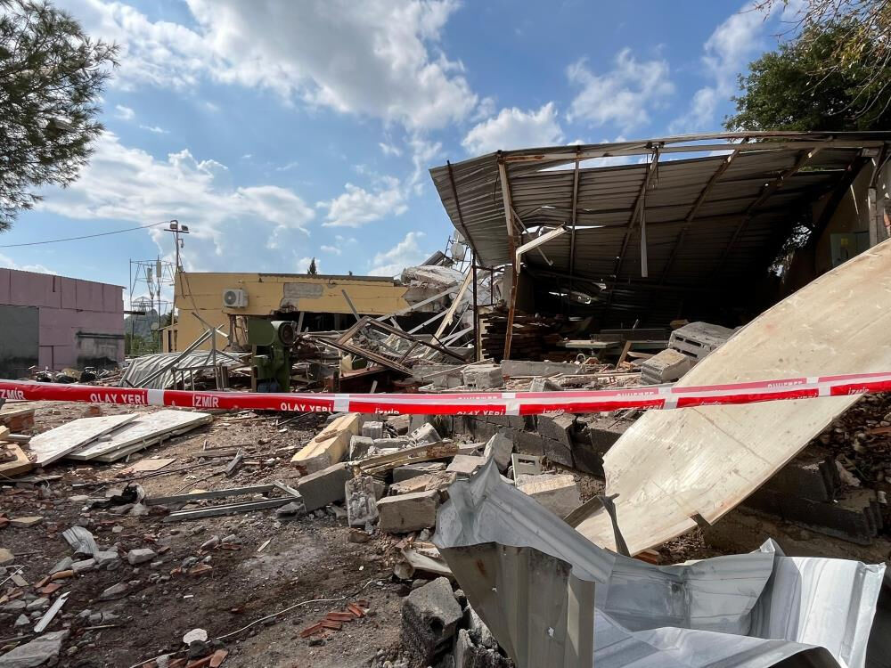 İzmir'de patlama! Ev yıkıldı, yaralılar var - 1. Resim