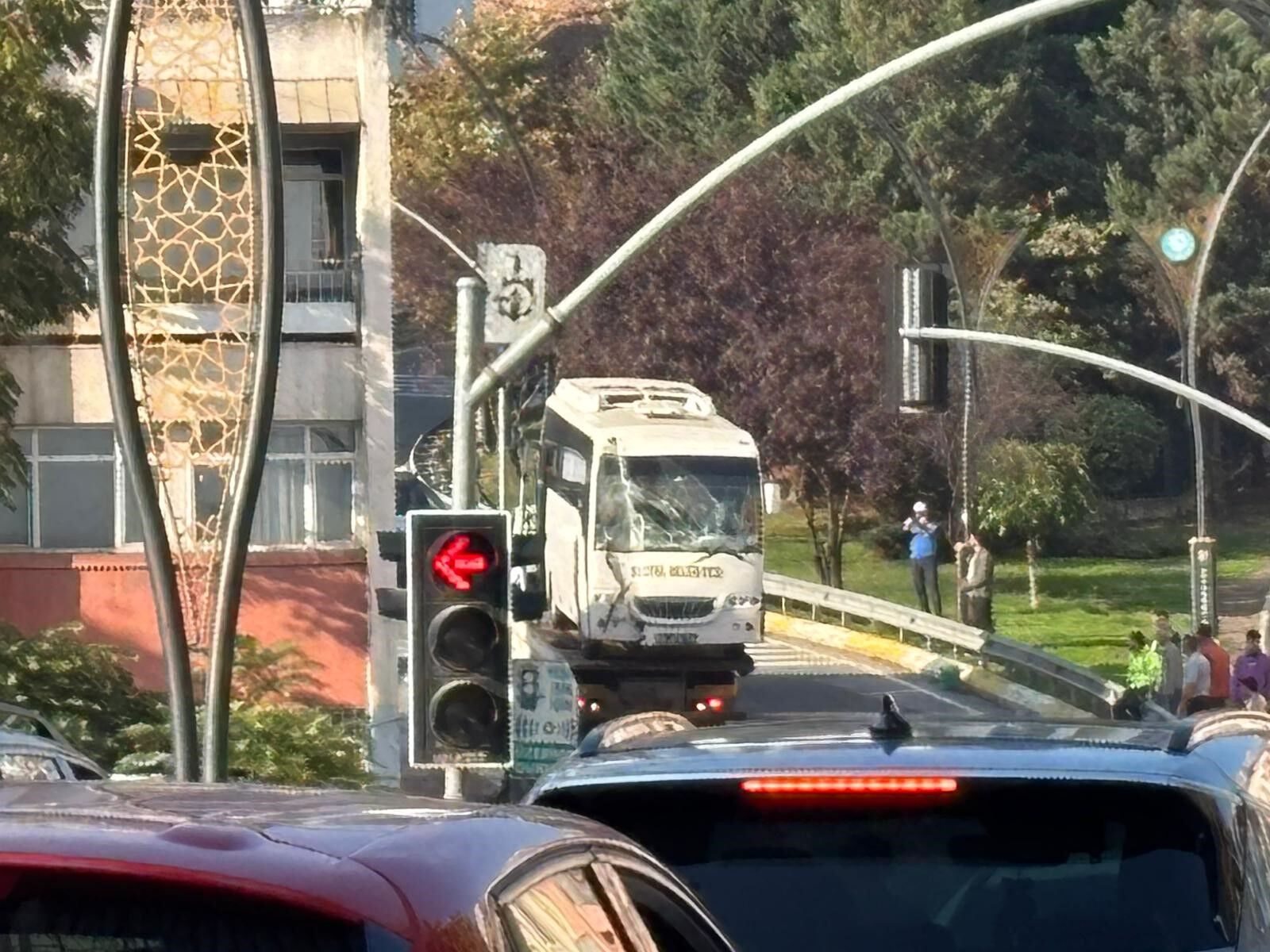 Kocaeli'de cenazeden dönen otobüs kaza yaptı: 3'ü polis 7 yaralı! - 1. Resim