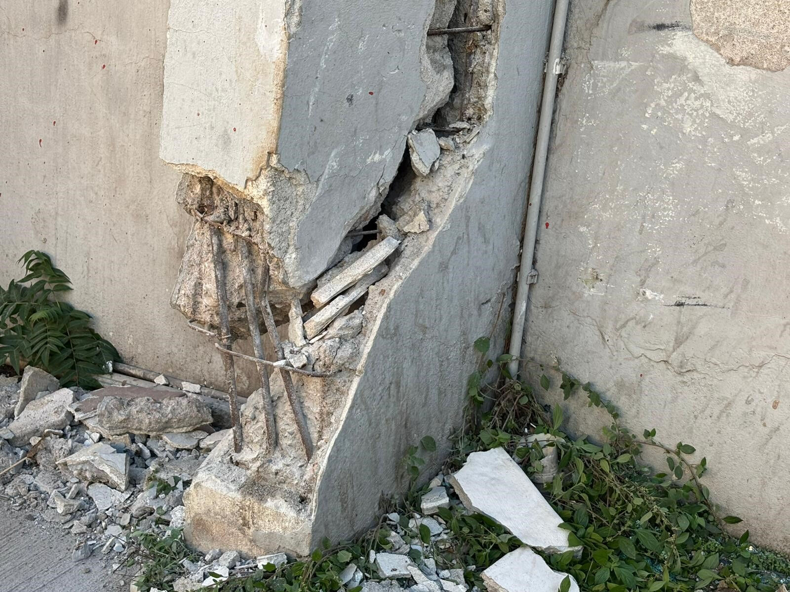 Kocaeli'de cenazeden dönen otobüs kaza yaptı: 3'ü polis 7 yaralı! - 3. Resim