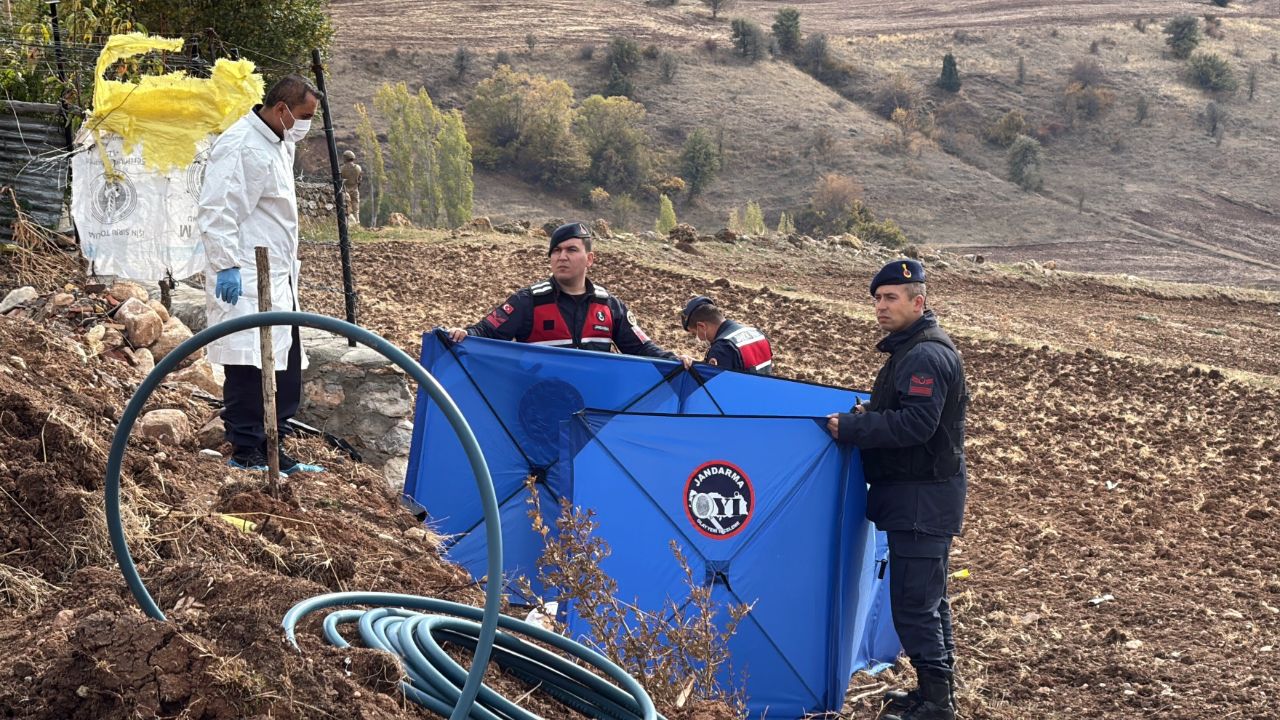 Komşusunu öldürüp firar etti! Teslim ol çağrılarına ateşle karşılık veren şüpheli etkisiz hale getirildi Komşusunu öldürüp firar etti! Teslim ol çağrılarına ateşle karşılık veren şüpheli etkisiz hale getirildi
